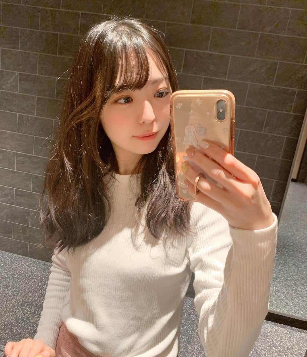 のインスタグラム：「👗💗👗💗 . . いつもよりちょっと大人め雰囲気🐰💗🤍 . 髪の毛重たいなぁ💭 . 成人式から数年、少しは大人っぽくなれたかな？👀❤️ . . ＊＊＊＊＊＊＊＊＊＊ 撮影・お仕事依頼はDMで💌 ＊＊＊＊＊＊＊＊＊＊ . プロフィールリンクはこちら👉 @yuna_smile0130  . . #シンプルコーデ#淡色#淡色女子#淡色コーデ#大人可愛い#大人可愛いコーデ#大人フェミニン#ファッション好きな人と繋がりたい#あざとい系女子#あざとかわいい#おしゃれになりたい#彼女感#パーマ#ロブ#美容師さんと繋がりたい#カット#カットモデルしたい#サロンモデル#サロンモデル希望#サロンモデル東京#ヘアカット#鏡越し#自撮り#ホワイトコーデ#オシャレ好きな人と繋がりたい#japanesegirl#fashion#fff#cute#instagood」