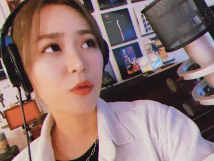 二宮愛のインスタグラム：「#youtube  登録者数5万人まで秒読みとなりました！！！！  日頃から支えてくださっている皆様と、先日のUTAGE!を見てくださった皆様のおかげです🙏♥️ ありがとうございます！！！  今日は #白日 をレコーディングしてきました！！！ アップロードは週末です🙋‍♀️ 頑張って歌ってきたよー😭 歌詞の確認！何度もしたよー笑 やっぱり何回歌っても難しいよ！  #kinggnu #カバー　#お楽しみに」