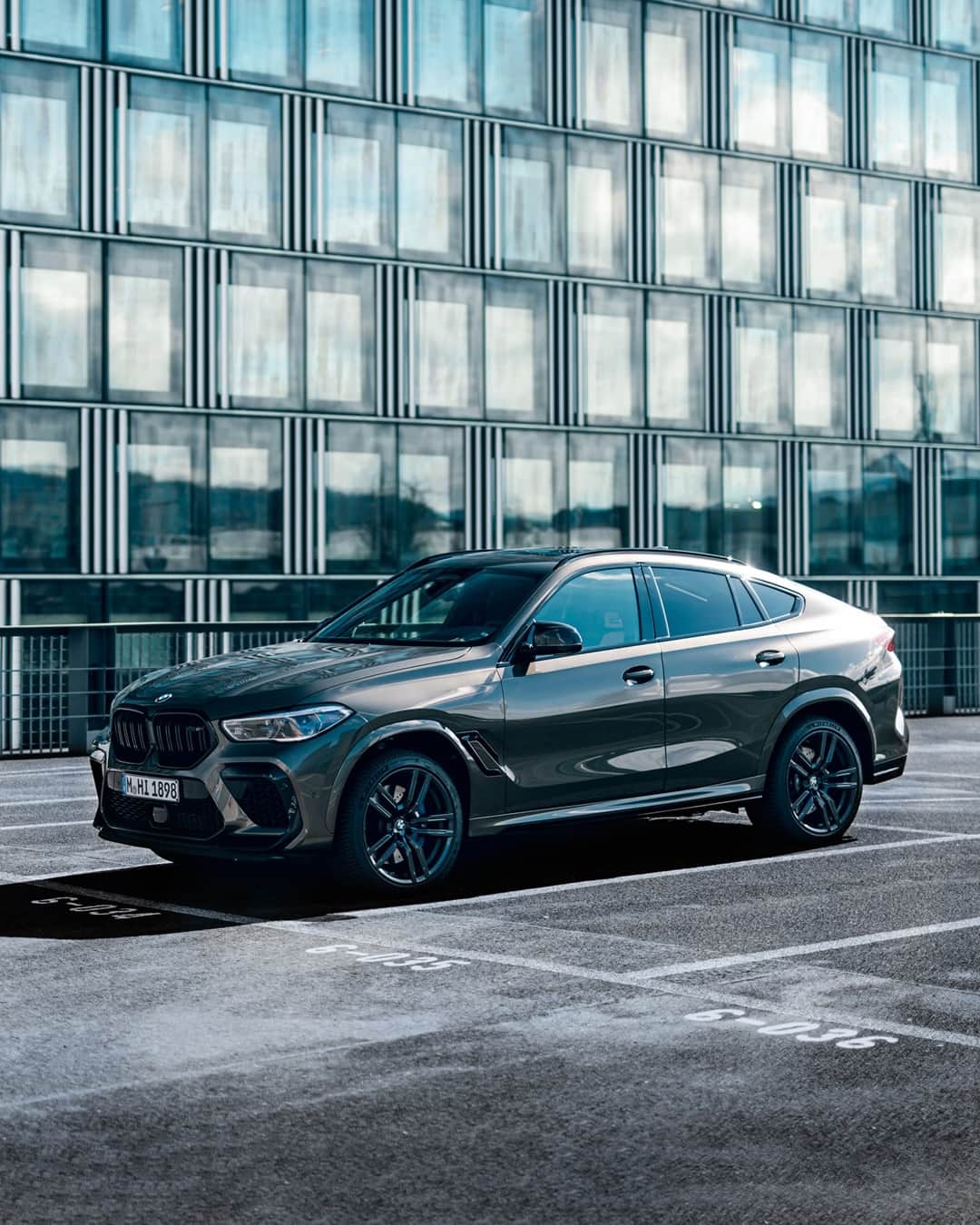 BMWさんのインスタグラム写真 - (BMWInstagram)「Posing like a pro. The BMW X6 M Competition. #TheX6M #BMW #X6M #BMWM @bmwm @kenozache  __ BMW X6 M Competition: Fuel consumption weighted combined in l/100km: 12.7–12.5 (NEDC), CO2 emissions weighted combined in g/km: 289–284 (NEDC). Further information: www.bmw.com/disclaimer   625 hp, 460 kW, 750 Nm, Acceleration (0-100 km/h): 3.8 s, Top speed (limited): 250 km/h (with optional M Drivers Package: 290 km/h).」1月11日 18時31分 - bmw