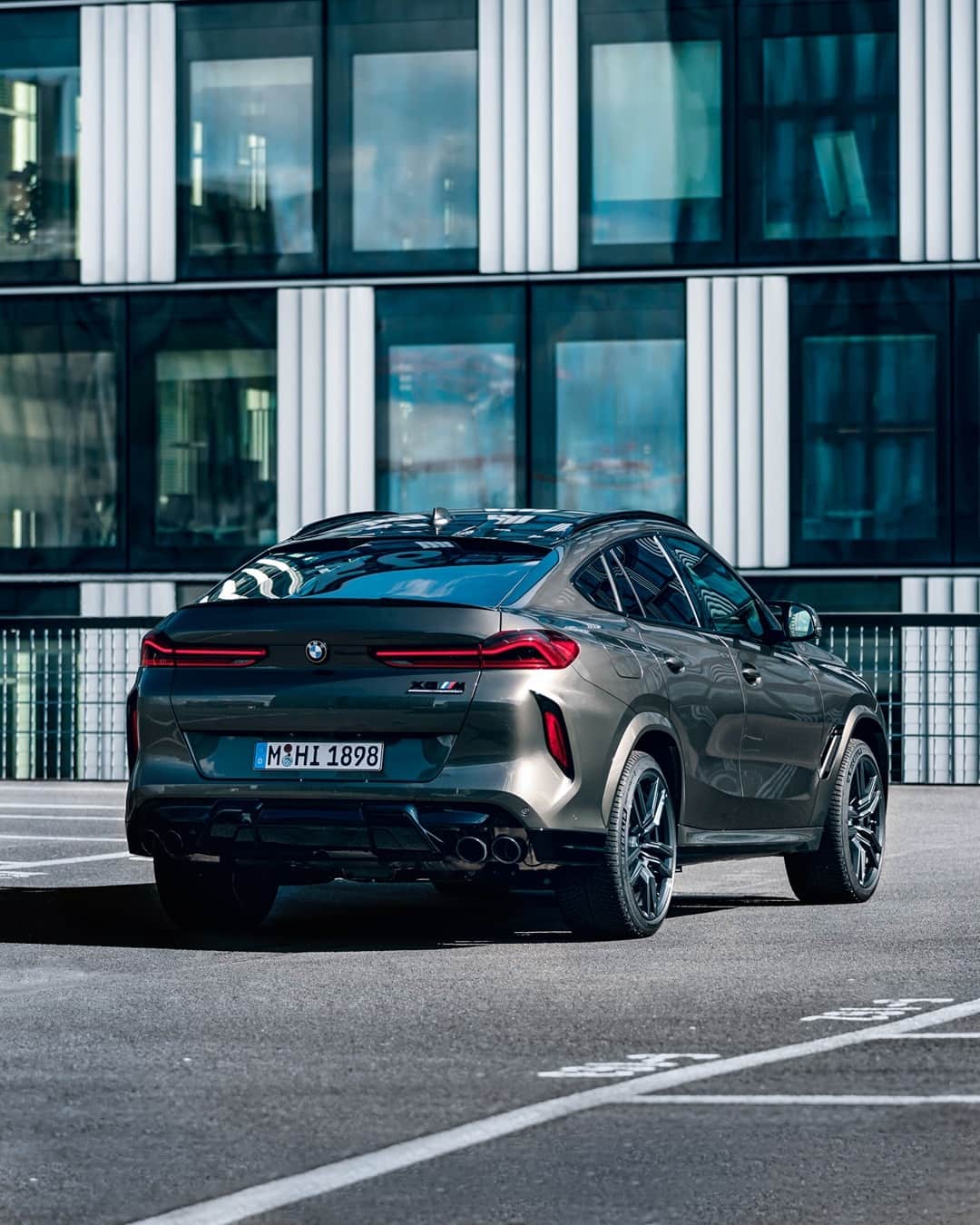BMWのインスタグラム：「Posing like a pro. The BMW X6 M Competition. #TheX6M #BMW #X6M #BMWM @bmwm @kenozache  __ BMW X6 M Competition: Fuel consumption weighted combined in l/100km: 12.7–12.5 (NEDC), CO2 emissions weighted combined in g/km: 289–284 (NEDC). Further information: www.bmw.com/disclaimer   625 hp, 460 kW, 750 Nm, Acceleration (0-100 km/h): 3.8 s, Top speed (limited): 250 km/h (with optional M Drivers Package: 290 km/h).」