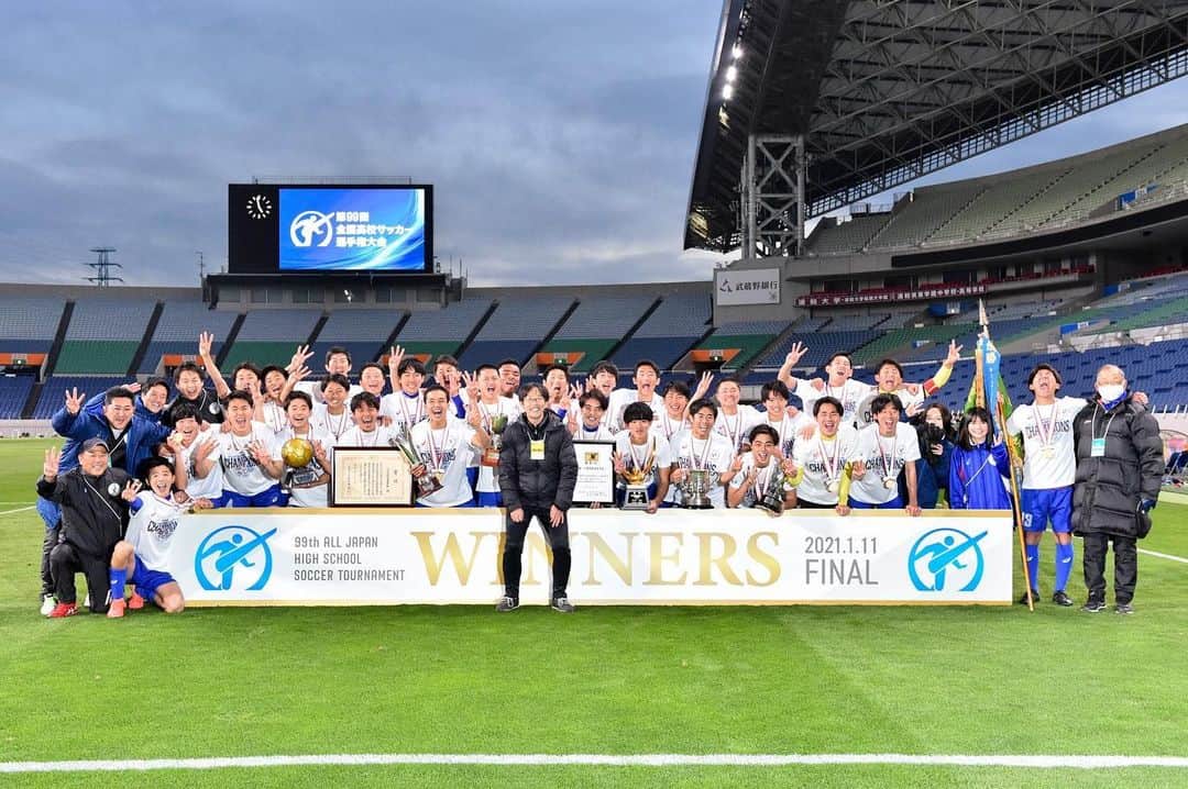 のインスタグラム：「. 優勝、おめでとうございます🏆  📷Photo by 野口岳彦  #山梨学院 #優勝 #おめでとうございます #日本一 #第99回全国高校サッカー選手権大会 #高校選手権 #選手権 #キタゼ選手権 #高校サッカー #高校 #冬 #冬の風物詩 #highschool #部活 #football #サッカーキング #⚽️ #サッカー」