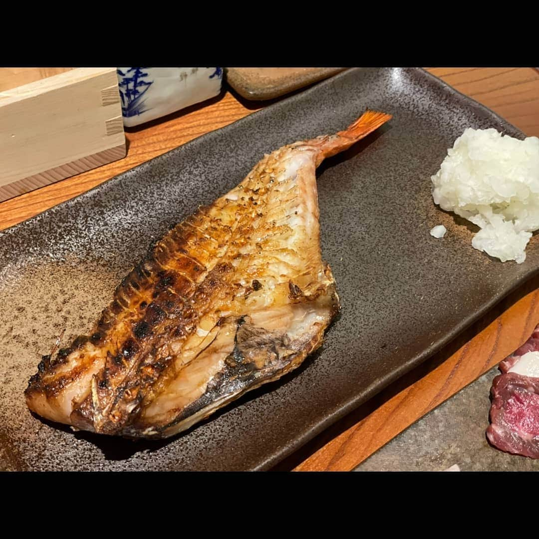 松浦麻里奈さんのインスタグラム写真 - (松浦麻里奈Instagram)「池袋にて😘💓青森県の食材と地酒にこだわる 【郷土酒肴 あおもり屋】@aomori_ya  ねぶたなどのアート作品が飾られた入り口に 青森を感じる趣ある店内に入ると 右側に大きな冷蔵庫の70～80種の日本酒がズラリ😍  入手困難・プレミア日本酒のひとつ 10種以上の「田酒」が揃ってる😍💓  カウンター目の前、真ん中には 炉端焼きを見れるのもいいね。  注文受けて新鮮なお魚が焼かれています😋✨  席料取られるが、お通し付き。 吸い物で舞茸とつくねが入ってて優しいお味！  ◆馬刺し四種盛り 赤身・霜降り・ふたえご・たてがみ 醤油やなくて、塩、にんにく味噌で食べる♥ この食べ方珍しい！意外に味噌が合う  ◆あんこうの唐揚げ デカイ！ボリューミー！ そして、骨までカラット揚げてるのだけど、 身がフワッフワ！そのままでも美味しいが ポン酢につけても美味！骨までしゃぶりつけるほど。  ◆八戸産あこう鯛 メヌケと言われる高級魚！ 目の前でじっくりと炉端焼き。 身が分厚いし、半身でもデカイんです。 とってもリーズナブルで、食べごたえあるし 備え付けの大根おろしはスリ卸ではなく、 粗切りされた大根でこのシャキシャキ感と魚脂身がベストマッチ！！ これはオススメです。  ◆厚切りベーコン 見た目想像してたのと違くて、トントロみたいな肉質なのたけど脂っこくなくおつまみにピッタリだけど凄いボリューミーな肉厚！厚切り。確かに厚切りなのだが、ステーキだわ。 お肉の下にはマッシュポテト✨  #池袋グルメ#池袋ランチ#青森料理#郷土料理#お魚 #魚料理　ウーミーpr #池袋ディナー#dinner #LUNCH#pr#pr #郷土酒肴あおもり屋 #あおもり屋#馬刺し#高級魚#刺盛#刺し身#青森産 #日本酒#居酒屋#プレミアム日本酒#あんこうの唐揚げ #鍋料理#鍋料理 #田酒#日本酒好きな人と繋がりたい」1月11日 18時31分 - ay114.831m