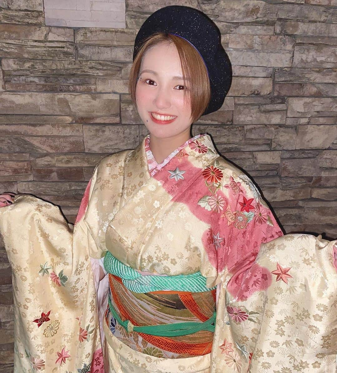 工藤菫さんのインスタグラム写真 - (工藤菫Instagram)「振袖〜〜👘  #アプガ  #成人の日  #1月11日  #振袖  #べれー帽」1月11日 18時34分 - uugirl_new_sumire