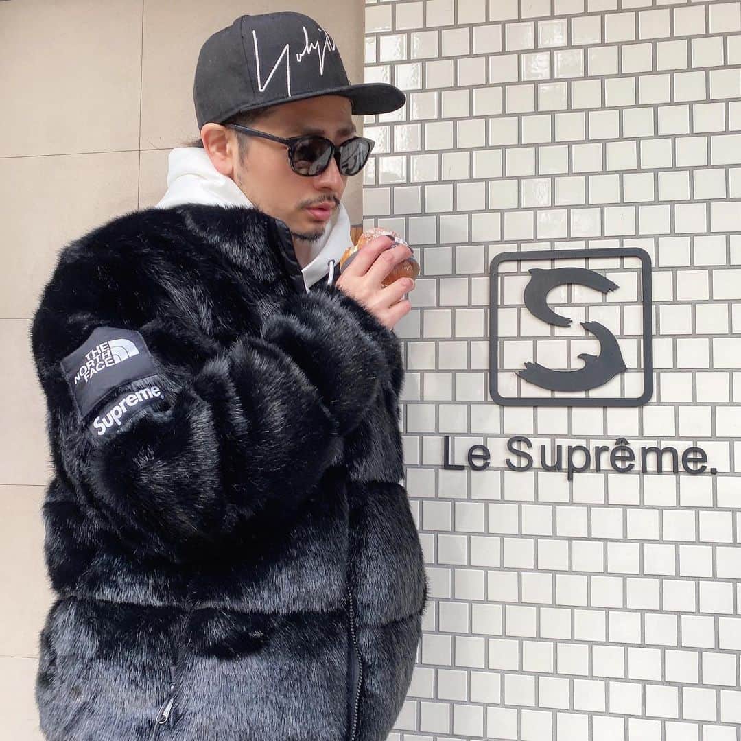 加代憲康のインスタグラム：「最近パン屋さんを巡ってます。  どこの地域でも美味しいパン屋さんが沢山ありますね！パンは食べ出すと止まらないです。  ハマりすぎないようにしてます。  油断すると太るので気をつけてます！  このsupreme✖️thenorthfaceは めっちゃ気に入ってますが 重くて肩が凝りまくりです。  黒と赤あるけど 個人的には赤がすごく気に入ってます！  今年のおみくじではラッキーカラーが 赤だったので多分2021は赤買います。」
