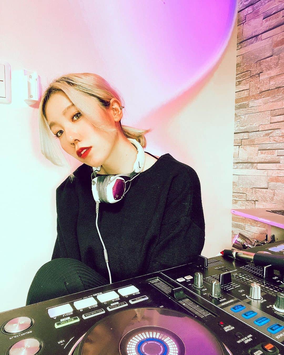 DJ CHI☆MEROのインスタグラム：「👩🏼 . 新年から嬉しい報告が出来て幸せです！！  本日リリースした 【BEST HITS 2021-MORE PARTY REMIXES-】 みんなのお陰でダンスチャート1位獲得しました🥇 . 前作のBESTHITSシリーズも合わせて2連続の王冠です👑 . 月額ストリーミングサイトが主流の中、 わざわざ予約して購入してくれたみんなのお陰です🙇🏼‍♂️ . 今回はリミクシーズをテーマに 尊敬しているアーティストさんの楽曲も使用させて頂いてます。 MIXもかなり拘っているので 後半にかけての盛り上がりや 一枚を通してワクワクするような作品になっていますので、 是非1曲目から順番に聴いてほしいです🔥 . 予約注文の方限定の特典も 準備中なので楽しみに待ってて下さいね👏💯 . 01Wake Me Up_musicbank 02Happy Now_musicbank 03Shake It Off_musicbank 04The Days_musicbank 05SweetbutPsycho_musicbank 06PartyRockAnthem_SMEProject_Extended 07VaVaVoom_SMEProject_Extended 08HandClap_musicbank 09Mad Love_musicbank  10DJ TORA - Fight The Echoes feat. Chad Kowal (Shadw Remix) [Extended Mix]  11tAisuke - day after day (VIP Remix) 12SONE & PHI - ONE (Tyago Remix) 13 2002_musicbank 14Closer_musicbank  15DJ TORA - LOVE SUNSHINE feat. SHiON (DJ SEVEN vs tomoya Remix)  16SunGoesDown_SMEProject_Radio  17DJ TORA, Shadw - Let It Go feat. Chad Kowal (BABY-T Remix) [Extended Mix]  18It Girl_SME Project_Extended 19Sunflower_musicbank  20What Lovers Do_musicbank Cover_Extended 21Mia_musicbank 22We Are Never Ever Getting Back Together_musicbank Cover 23Rescue Me_musicbank  24DJ TORA - Alive feat. Nino Lucarelli (HiRAPARK Remix)  25Laserlight_SME Project_Radio」