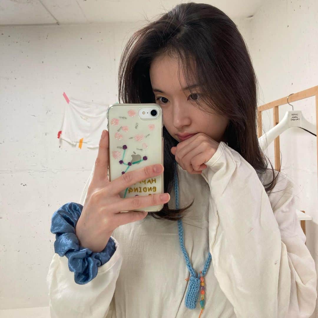 パーク・ファン・ヒーのインスタグラム：「오늘 아님 주의. 예뻐서 나도 한번 해 본 귀여운 목걸이. 아기자기 귀엽고 기분 좋은 것들이 많은 곳. 내가 좋아하는 하늘색. 아! 곱창끈은 예전에 채원언니가  우리 집에 하고 온 거를 예쁘다고 좋아하니 그 자리에서 바로 머리를 풀러서 주고 간, 마음이 담긴 곱창끈. 내 곁에 좋은 사람들이 많아서 참 감사하다.」