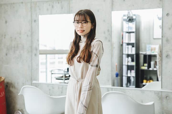 Zoff Officialのインスタグラム：「《ライフスタイルとアイウェア》 原田直美さん @naomi.harada ヘアサロンgrico (@gricoharajuku ) 店長  #ハラチャンメイク #原田のAバング など、SNSで発信するトレンドが人気を集め、飾らないキャラクターが多くの人に愛される美容師の原田さん。  「学生だったお客様が、社会人になって、結婚して、ママになって…大切な人生の節目にヘアを任せていただくことで、その方の人生に寄り添えることが嬉しい」  朝は雑誌の撮影や開店準備、営業後はミーティングやスタッフのレッスンと、忙しい美容師の一日。自身が知らない分野の情報を知るために、ネットやSNSだけではなくテレビでの情報収集も欠かさないそう。 長時間の着用でも快適な掛け心地のこのアイウェアは、抗菌加工でたくさんのものに触れる接客業の方も安心。  Zoff SMART ANTI-BACTERIAL ZJ201021_48E1 ￥11,000 (税込)  Photographer @takaki_iwata 撮影協力 @gricoharajuku  #Zoff #EyePerformance #glasses #eyewear #抗菌 #メガネ #メガネ女子 #メガネコーデ #アイウェア #ZoffSMART #ゾフスマート」