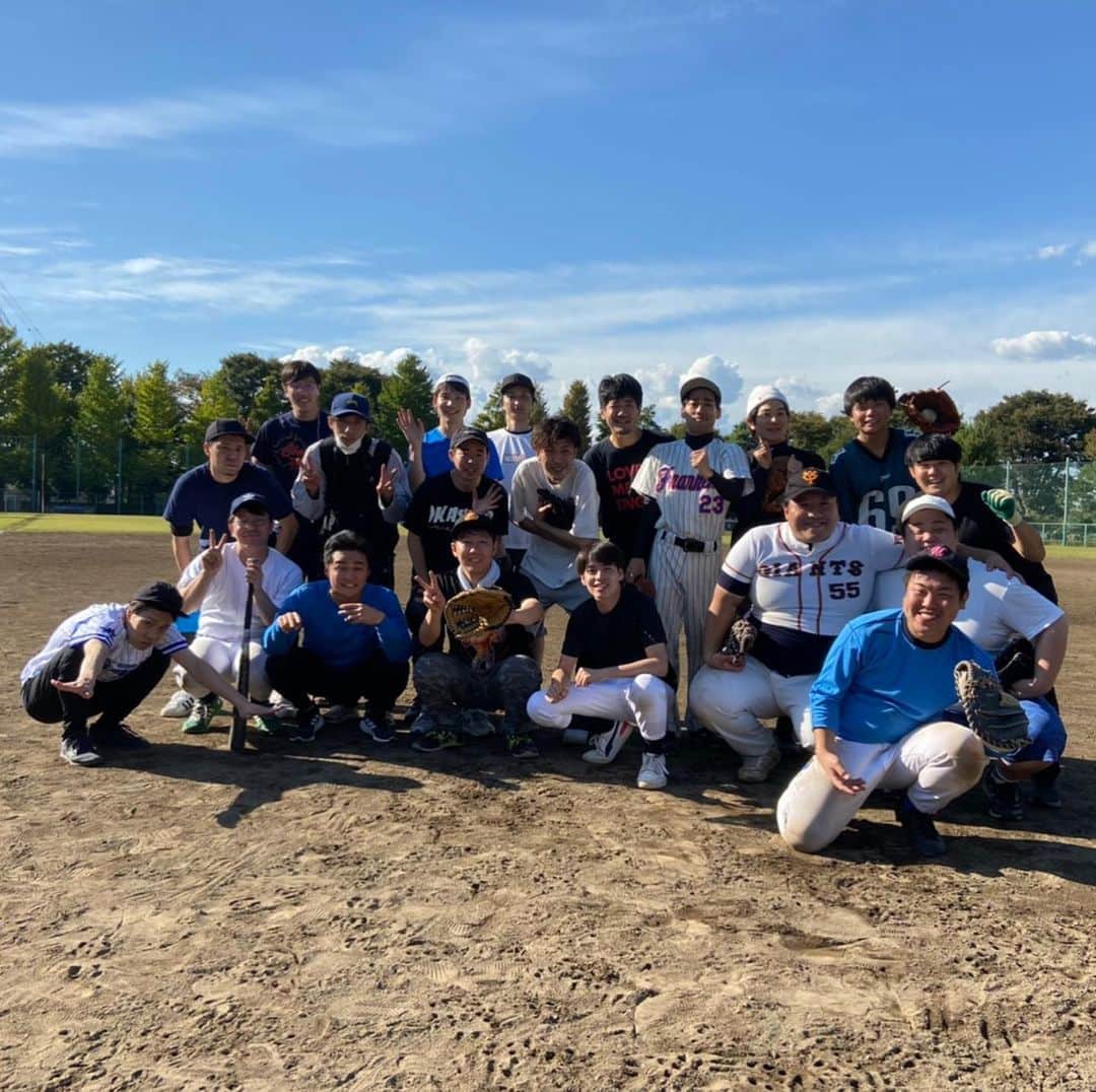 檜原洋平のインスタグラム：「2020.10 野球　人生で初めて野球をした佳津山くんが、まずワンアウトをとったことが嬉しすぎてゲッツーの途中にバンザイをしてしまって盛り上がった日。」