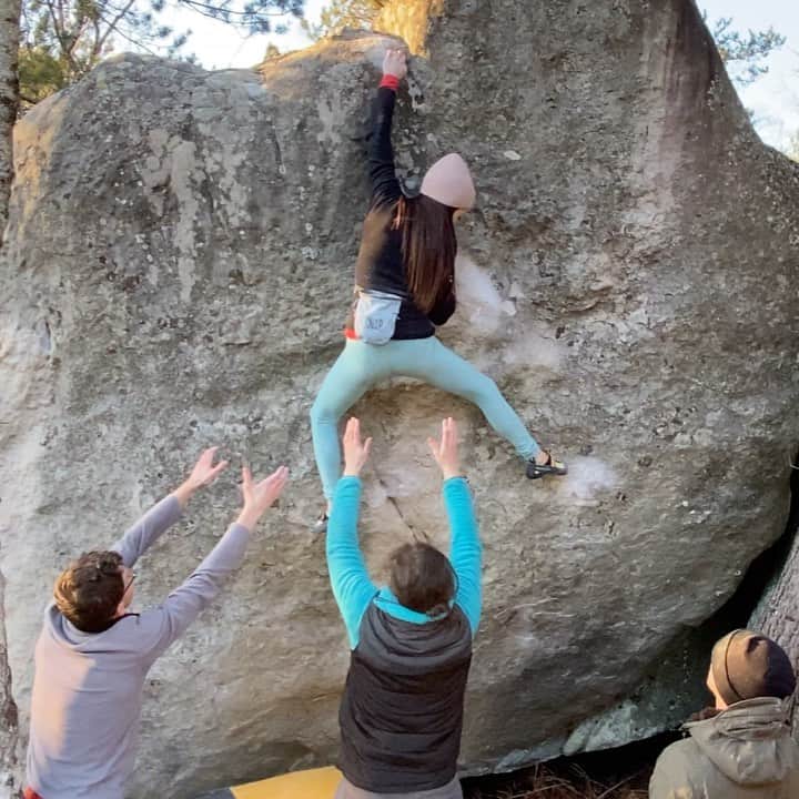 キャロライン・シノのインスタグラム：「L’année commence bien avec cette petite pépite 🤍 d’Apremont: Phénix 7C+ (je trouve que ça les vaut). Mélange de force pour tenir l’inversée fuyante main gauche et de subtilité dans le placement des pieds. Mais tu forces trop tu tombes😇 Merci @bery_bleau et @gauthier.plgn pour la parade et les encouragements qui m’ont aidés à remettre un essai malgré le froid🥰 et @antho.gtds et @upthatrock pour la super séance en votre compagnie! @crimpoilofficial #climbmassage #recoverfaster @arkose.climbing #bethbyarkose」