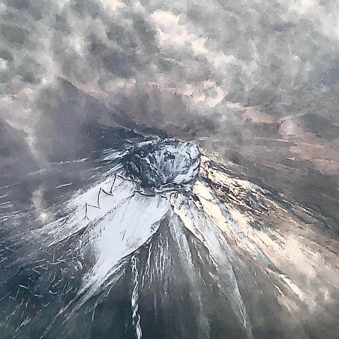 久保田磨希さんのインスタグラム写真 - (久保田磨希Instagram)「成人の日 ある日、飛行機の中から撮った富士山🗻 怖いほどの力強さ。 楽しく浮かれて迎えられた成人式ではなかった皆様のこれからの人生が、豊かなものであります様に。 成人、おめでとうございます。 #久保田磨希 #成人の日 #成人式 #おめでとう #富士山」1月11日 18時48分 - maki_kubota1973