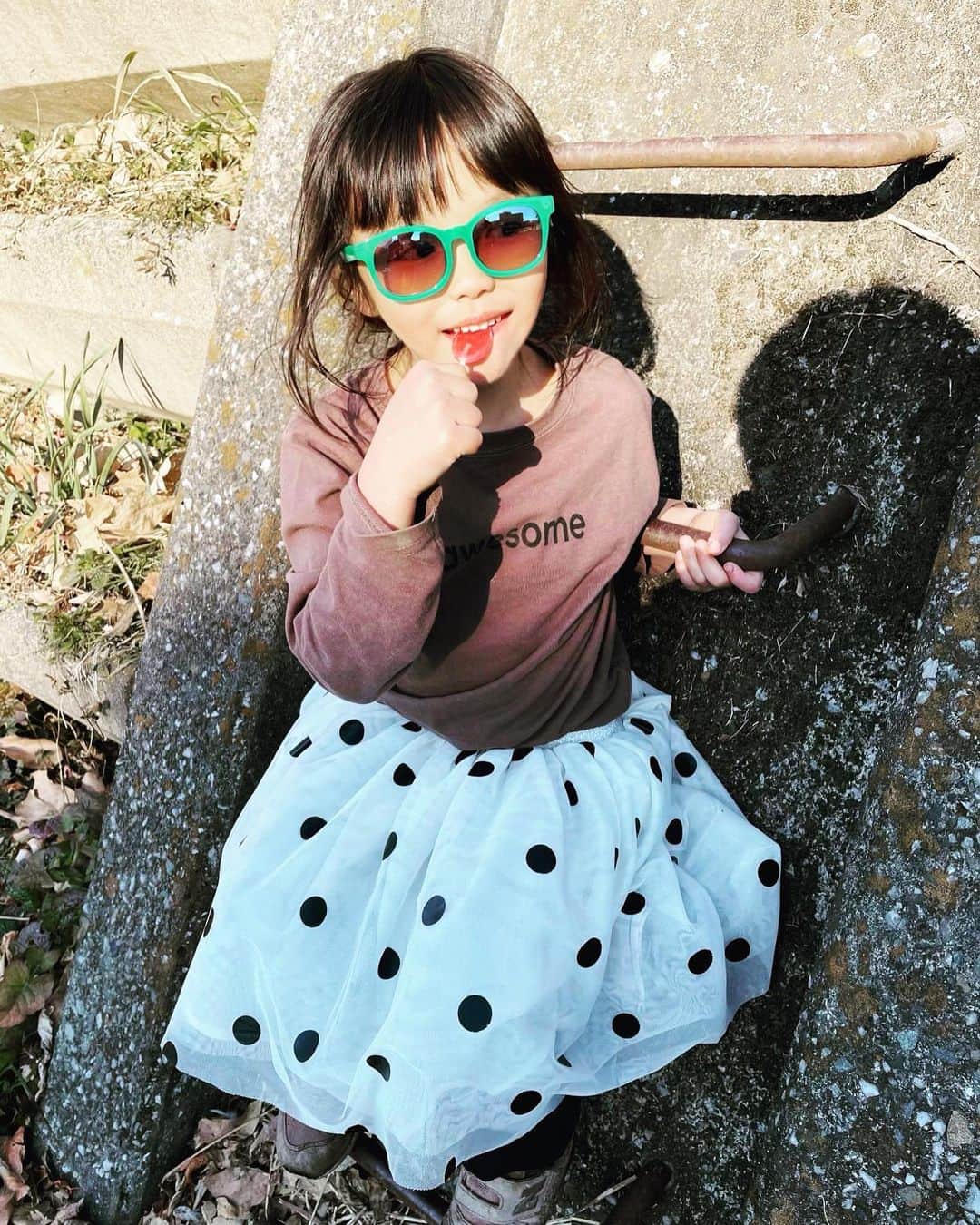 内藤陽子のインスタグラム：「3連休最後ー😭🙌 お母さん、お父さん、 お疲れさまです。 近所の野川でピクニックしてきました🍱 川に落ちちゃったボールを追いかけて、親子共々風邪気味🤧 久しぶりに光合成出来て気持ち良かった☀️ しかし保育園様々です🙏  #3連休  #ピクニック」
