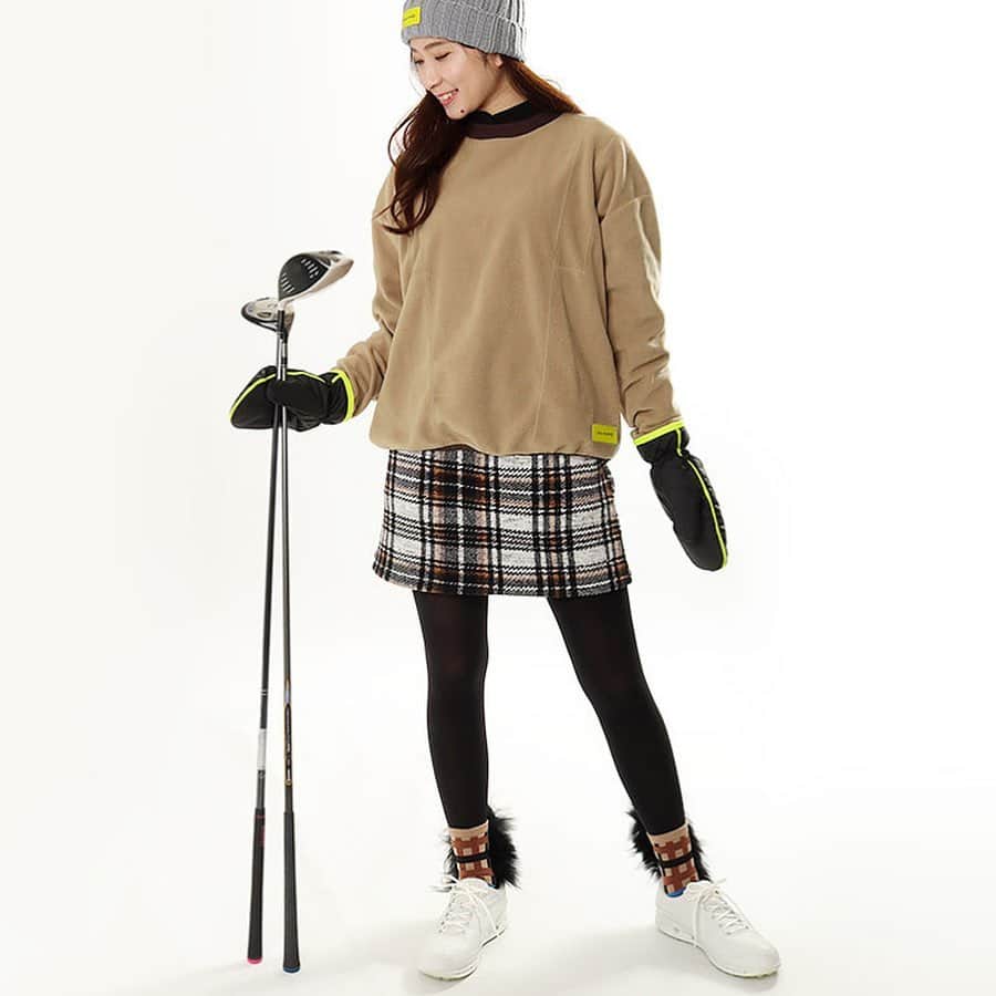 CURUCURUさんのインスタグラム写真 - (CURUCURUInstagram)「【今年は寒い‼️オススメ防寒アイテム】﻿ ﻿ 例年より寒さ厳しい今冬❄️﻿ 冬ゴルフの防寒対策にオススメのアイテムをご紹介します🧶﻿ ﻿ ✅パーリーゲイツ　ダウンジャケット﻿ 袖が取り外せる2wayが👍モノトーンのカモフラ柄はトレンド関係なく長く使えます。﻿ ﻿ ✅ジャックバニー　中綿パンツ﻿ 冷えやすい下半身をロングパンツでカバー。﻿ 中綿なのにスッキリ見えのシルエットが◎﻿ ﻿ ✅カジェヘラ　中綿ミトン﻿ 待ち時間中もしっかり防寒。断熱素材使用で手先もあったか。﻿ ﻿ ✅ニューバランスゴルフ﻿ カートに常備しておきたいブランケットも中綿で。リバーシブルでポケット付きなのもPOINTです👍﻿ ﻿ ﻿ ※気になるアイテムは画面をタップでSHOPへとべます🙋‍♀️✨﻿ ﻿ ﻿ #curucuru #curucuruselect #キュルキュル #キュルコーデ #キュルキュルセレクト #ゴルフ #ゴルフウェア #ゴルフ女子 #ゴルフ部 #pearlygates #パーリーゲイツ #jackbunny #ジャックバニー #callejera #カジェヘラ #newbalancegolf #ニューバランスゴルフ #ゴルフファッション #ゴルフコーデ #ゴルフウェア通販 #ゴルフウェアショップ #ゴルフ好き #ゴルフ大好き #ゴルフ好きな人と繋がりたい #ゴルフブランド #レディースゴルフウェア #ゴルフブランド #防寒対策 #冬ゴルフ #中綿アイテム﻿ ﻿ ﻿ @pearlygates_official  @jackbunny_official  @callejera__official  @newbalancegolf_japan  ﻿ ﻿」1月11日 18時49分 - curucuru_golf