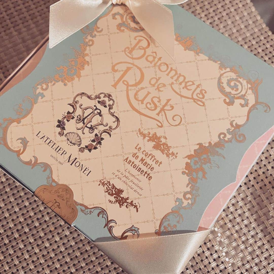 akikoのインスタグラム：「この間、友達からいただいたお菓子が超絶可愛い&美味しい😍 すごい可愛いからちゃんと写真撮ればよかったけど、食いしん坊過ぎてすぐ食べてしまった😂  #batonnetsderusk  #バトネデラスク」