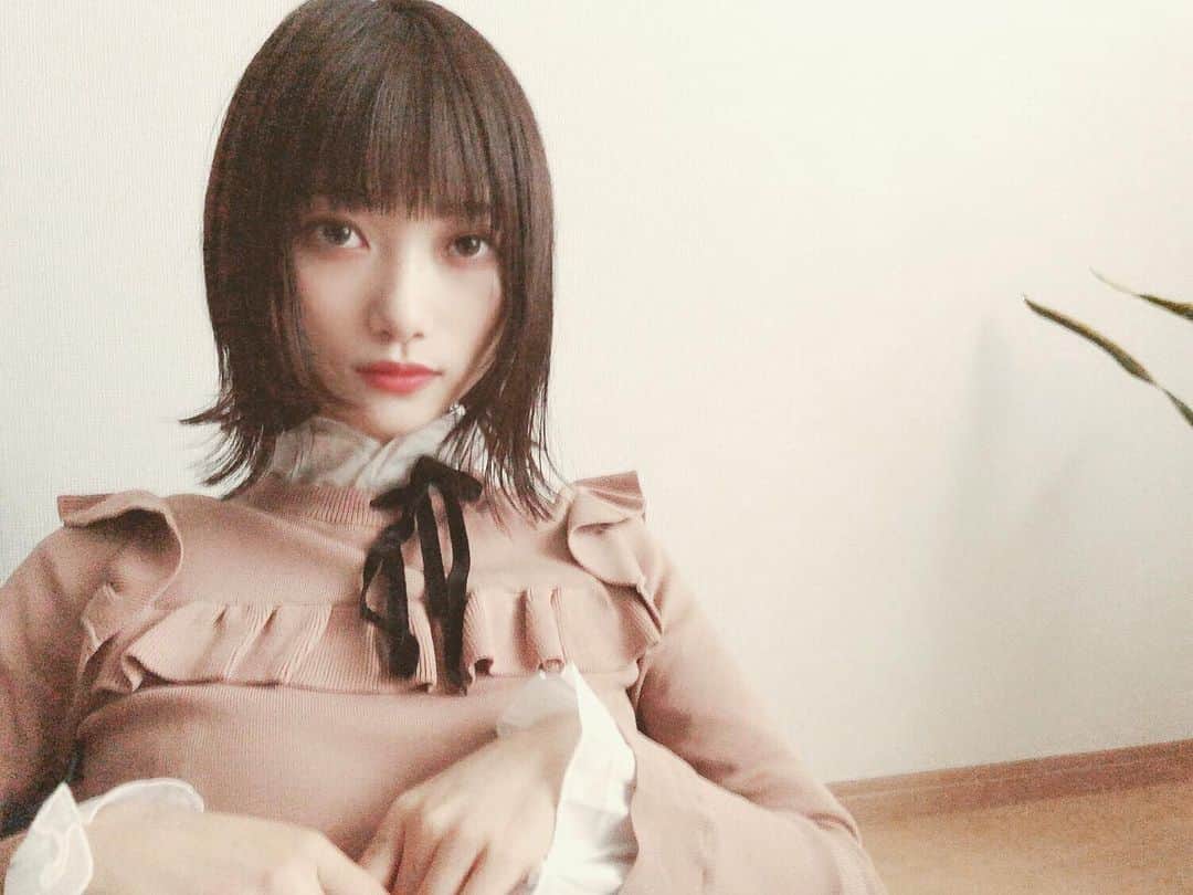阿知波妃皇のインスタグラム：「似合わない、長いイメージ、という言葉にずっと引っかかってなかなか踏み出せなかった事。自分のやりたいことは後悔してもやるべきだと、去年と今年は違うんだ、と変化の気持ちを込めて  人生で一番短い髪型です  ずっと応援してくださる方々はどうか今のわたしも好きでいてください☁️」