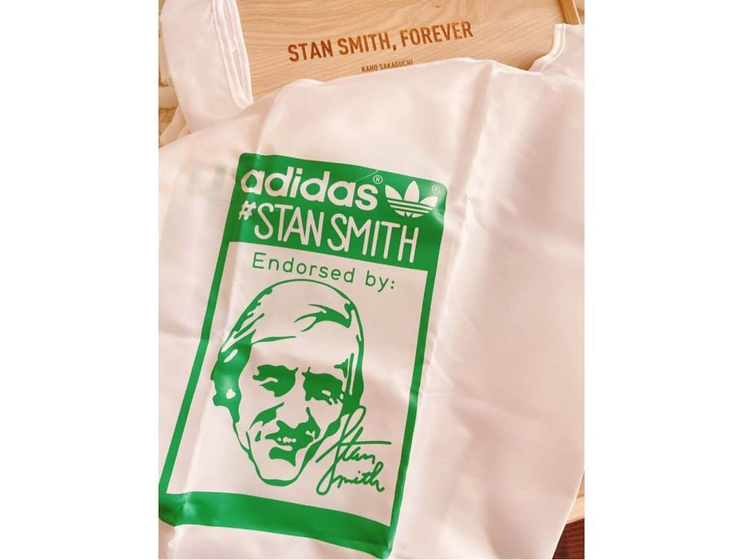 坂口佳穂さんのインスタグラム写真 - (坂口佳穂Instagram)「💚🤍 STAN SMITH, FOREVER  愛され続けているスタンスミスが、サステナブルに生まれ変わりました！ 定番が変わらなければ常識は変えられない、 未来のためにサステナブルを当たり前に💚 アディダスの取り組みに強く賛同です。  職人さんの手によって間伐材から丁寧に作られた素敵なシューズボックスに花に第二の命を与える藤崎恵美さんによるドライフラワー、 サステナブル素材のエコバッグも嬉しいです😊 ＊エコバックはアディダス直営店で対象のスタンスミス12,000円以上お買い上げの方にお配りしているそうです。  ありがとうございます😊🤍  #STANSMITHFOREVER #ENDPLASTICWASTE #adidasOriginals #StanSmith #スタンスミス #createdwithadidas @adidastokyo」1月11日 18時58分 - s_ka_ho