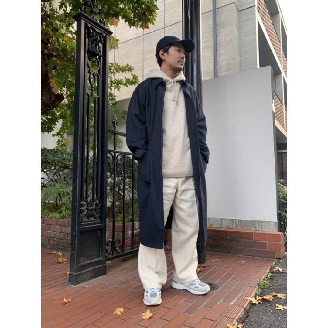 UOMOさんのインスタグラム写真 - (UOMOInstagram)「【MY STANDARD 100】コスパ抜群で高級カシミヤ並みの着心地と素材感。「バトナー」のニットフーディ  「スウェットだけでなく、ニットにも素晴らしいジャパン・ブランドが増えています。今季愛用しているバトナーのニットフーディは3万円台ですが、カシミヤと間違うほどの着心地と素材感。家でも外でも着ています。ジルサンダーのコートとウールパンツのコーディネートは、ニューバランス992にマチュアーハのウールキャップでアメトラな雰囲気にまとめつつ、冬の淡色コーディネートをネイビーで締めています」。豊島 猛さん（スタイリスト／37歳）  続きはWEBUOMOで！  #uomo #uomo_magazine #webuomo #mystandard #batoner #バトナー #cashmere  #カシミヤ #fashion #mensfashion #mensstyle」1月11日 19時00分 - uomo_magazine