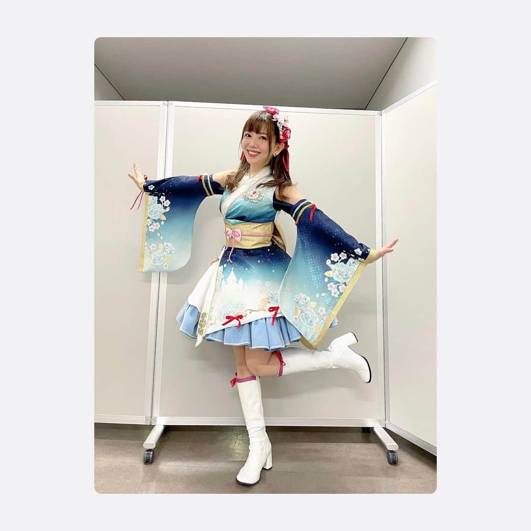 牧野由依さんのインスタグラム写真 - (牧野由依Instagram)「#シンデレラhny   マネージャーさんがいっぱい撮ってくれた お写真もあったので行き場を失う前に載せちゃいます😚笑✨  【今回のまゆちゃんアイテムはこちら💁🏼‍♀️】 pic8: ・ピアス ピンクゴールドのハート型プレートに赤中心で ビジューが乗っているものを用意してみました😍  「ギュっとMilky Way」の時に着けていたピアスは、 深川芹亜ちゃんがイラストを見ながら作ってくれたもの🎀 再現度がとても高いですよね😭✨ せりぴ凄い✨ ゲネの時に渡してくれたのですが それが本当にとってもとっても嬉しくて…😂  ・小指のリボン 「お正月バージョンでお花付けてみましたよ✨」と 衣裳さんが作って下さいました☺️  お衣裳にもブーツにも真っ赤なリボンがいっぱい🎀  このリボンやスカートのふわっと感を出す パニエの量などはいつも衣裳合わせの時に、 制作スタッフさんや衣裳さんと 相談しながら決まるのですが、 「んースカート…ふわっとしたいですね…足しましょう！ パニエ！」 「もう1枚入れましょう！…いや更にもう1枚… んー！2枚！」 といった感じで、まゆちゃんのシルエットに近づくべく、 皆さまが見てくださって牧野はどんどん パニエの女になってゆくのです☺️笑笑  pic9: ・ヘアのリボン たまたまネットで見つけて、お衣裳に合いそうだし いつもの編み込みヘアにかけるリボンとして良いかも❤️ と購入！  …が！！！  まさかの幅のサイズをちゃんと選択していなかったらしく、 太いリボンがキターーーーー（白目）  でも何かに…使えたり…しないかな？😭 なんて淡い期待を抱きつつ現場に持って行ったら ヘアメイクさんがまゆちゃんのカード画像を見ながら 素敵にアレンジして下さいました😂😂😂  pic10:ネイル いつもお世話になってる方に ライブ仕様でやっていただきました😌 赤基調にするのではなく、ポイントで‼️ 小指と薬指の赤。うん、まゆちゃんなら 何かとってもとっても深い意味がありそう…（笑）  ライブでは可愛く、元気に、笑顔いっぱいで‼️を 心がけてみました✨ 配信のみというこれまでとは違う環境の中だったので、 映像になると寄りも多いですし、 会場での雰囲気というマジックには頼れない。  その中でもまゆちゃんを感じて頂ける様に、 歌に関しては言葉のニュアンスと表情を。 ダンスに関してはキュートさと和服を着たまゆちゃんは きっと品があるのでは…？と そんなことをいつも以上に大切にしながら パフォーマンスをしていました。 髪の揺れ方なんかも研究してみたり😆（笑）  役としてライブをする難しさに 改めて今回ぶち当たった気がします。  自分の中でまだまだ頑張らなきゃなーと思うところと しっかり向き合いつつ、 いつかまた皆様の前で、佐久間まゆちゃんとして ステージに立たせていただける日を 楽しみにしています😌🎀」1月11日 19時03分 - yui_makino0119