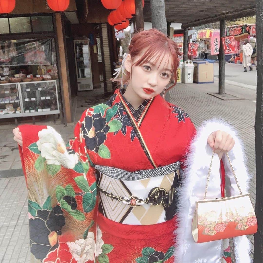 白川れなのインスタグラム：「今日は成人式でした！ コロナで大々的ではなくて部制に わかれて開催されたんだけどとっても楽しかったです♡  その前にままとぱぱと神社に行った！﻿ ﻿ ﻿ みんなお祝いのコメントやDMありがとうございます！﻿ 無事に成人出来ました！(;_;)﻿ ﻿ まま、ぱぱ、今まで私を支えてくれた方々﻿ ありがとうございます！﻿ これからも頑張ります！！﻿ ﻿ 振袖は #ジョイフル恵利 さんのです！﻿ れな！って感じを出したくて悩みに悩んだ結果﻿ 赤の振袖にした！♡﻿ 帯締めとか小物もこだわったよ🥺かわいくない？﻿ ジョイフル恵利さんありがとうございます！﻿ ﻿ ﻿ 素敵な振袖も着れてお友達にも沢山会えて﻿ 超楽しかった！！﻿ 4枚目の写真は地元の親友〜！会えてよかった！﻿ ﻿ ﻿ ﻿ ﻿ ﻿ ﻿ ﻿ ﻿ ﻿#ジョイフル恵利#振袖 #成人式#成人式ヘア  #hairstyle #haircolor # #daily #daily_photo_jpn #socialdistancing #makeup #美容学生 #メイク #lilac #バンド#portrait #좋아요 #소통 #팔로우 #팔로미 #오오티디 #데일리룩 #패션 #뷰티스타그램 #메이크업 #셀카 #赞 #粉我 #我的最愛 #韓国ヘア」