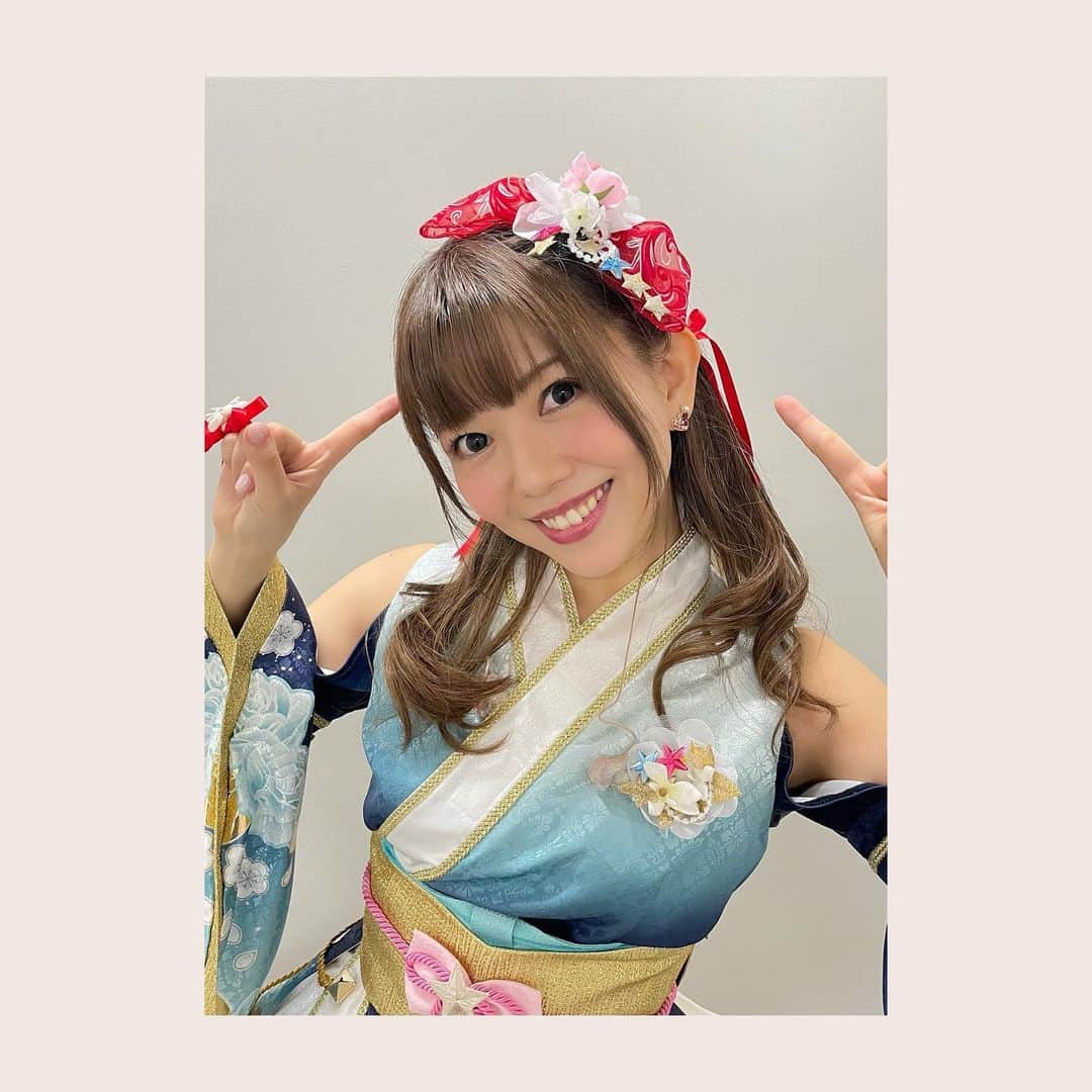 牧野由依のインスタグラム：「#シンデレラhny   マネージャーさんがいっぱい撮ってくれた お写真もあったので行き場を失う前に載せちゃいます😚笑✨  【今回のまゆちゃんアイテムはこちら💁🏼‍♀️】 pic8: ・ピアス ピンクゴールドのハート型プレートに赤中心で ビジューが乗っているものを用意してみました😍  「ギュっとMilky Way」の時に着けていたピアスは、 深川芹亜ちゃんがイラストを見ながら作ってくれたもの🎀 再現度がとても高いですよね😭✨ せりぴ凄い✨ ゲネの時に渡してくれたのですが それが本当にとってもとっても嬉しくて…😂  ・小指のリボン 「お正月バージョンでお花付けてみましたよ✨」と 衣裳さんが作って下さいました☺️  お衣裳にもブーツにも真っ赤なリボンがいっぱい🎀  このリボンやスカートのふわっと感を出す パニエの量などはいつも衣裳合わせの時に、 制作スタッフさんや衣裳さんと 相談しながら決まるのですが、 「んースカート…ふわっとしたいですね…足しましょう！ パニエ！」 「もう1枚入れましょう！…いや更にもう1枚… んー！2枚！」 といった感じで、まゆちゃんのシルエットに近づくべく、 皆さまが見てくださって牧野はどんどん パニエの女になってゆくのです☺️笑笑  pic9: ・ヘアのリボン たまたまネットで見つけて、お衣裳に合いそうだし いつもの編み込みヘアにかけるリボンとして良いかも❤️ と購入！  …が！！！  まさかの幅のサイズをちゃんと選択していなかったらしく、 太いリボンがキターーーーー（白目）  でも何かに…使えたり…しないかな？😭 なんて淡い期待を抱きつつ現場に持って行ったら ヘアメイクさんがまゆちゃんのカード画像を見ながら 素敵にアレンジして下さいました😂😂😂  pic10:ネイル いつもお世話になってる方に ライブ仕様でやっていただきました😌 赤基調にするのではなく、ポイントで‼️ 小指と薬指の赤。うん、まゆちゃんなら 何かとってもとっても深い意味がありそう…（笑）  ライブでは可愛く、元気に、笑顔いっぱいで‼️を 心がけてみました✨ 配信のみというこれまでとは違う環境の中だったので、 映像になると寄りも多いですし、 会場での雰囲気というマジックには頼れない。  その中でもまゆちゃんを感じて頂ける様に、 歌に関しては言葉のニュアンスと表情を。 ダンスに関してはキュートさと和服を着たまゆちゃんは きっと品があるのでは…？と そんなことをいつも以上に大切にしながら パフォーマンスをしていました。 髪の揺れ方なんかも研究してみたり😆（笑）  役としてライブをする難しさに 改めて今回ぶち当たった気がします。  自分の中でまだまだ頑張らなきゃなーと思うところと しっかり向き合いつつ、 いつかまた皆様の前で、佐久間まゆちゃんとして ステージに立たせていただける日を 楽しみにしています😌🎀」
