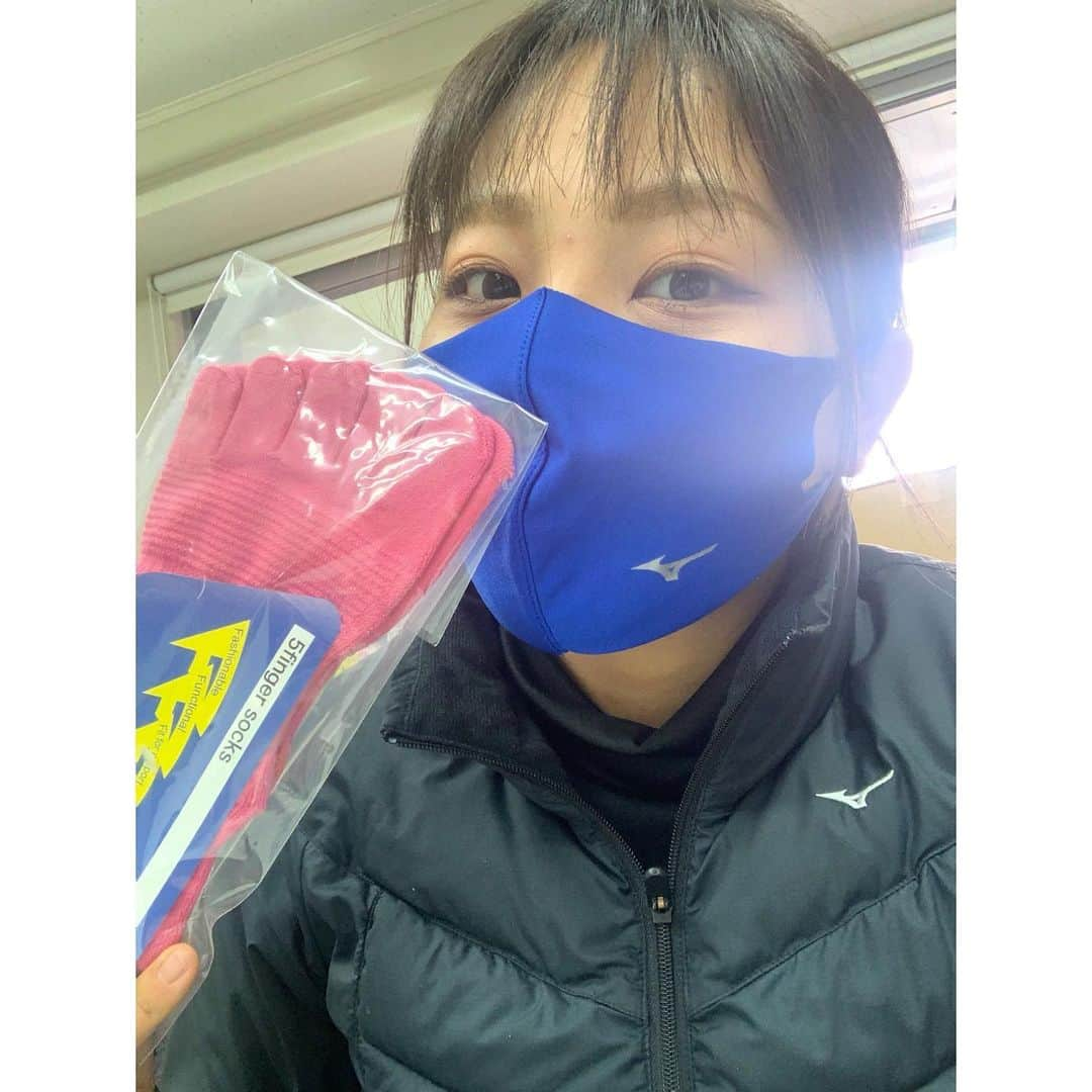 幡野夏生さんのインスタグラム写真 - (幡野夏生Instagram)「#エアルファースト　さんで、今年も中敷きの計測をしていただきました！ * 本当にゴルフシューズに入れるだけで、距離と安定感が増す気がする、地面から力をもらえる、私に無くてはならないインソールちゃん🥺💜 * しかもこの靴下も着圧効果があって、5本指で踏む感覚が全然違います🧐💜 試合の時はハイソックス以外のときは、この靴下を履かせていただいてます！ * #本当に試してみてほしい #そんな効果ないでしょと思ってた #だけども足って本当に大切 #そう私がカレーが嫌いだったみたいなこと #今では相棒兼飲み物 * #ジーオーピー #Nexsol #PGM #環境ステーション #Loudmouth #ミズノ #アイインテグレーション * #ゴルフ #ゴルフ女子 #ゴルフスイング #プロゴルファー #YouTuber #プロゴルTuber #MITSUHASHITV #幡野夏生の目指せ賞金女王 #チーム三觜 #golf #golfswing #jlpga #lpga」1月11日 19時04分 - hatanonnon54