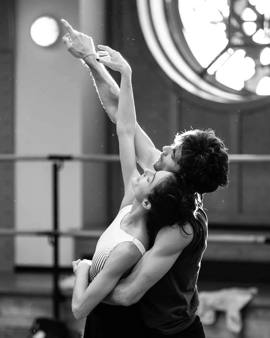 ドロテ・ジルベールのインスタグラム：「Ce matin, répétitions avec @audricbezard de « In the night » de Jerome Robbins sur la musique de Chopin.  Ce pas de deux est prévu aussi en janvier/février. 🍀🤞🏼 Photo de @julienbenhamouphotographe  . #inthenight #jeromerobbins #chopin #pasdedeux #ballet」