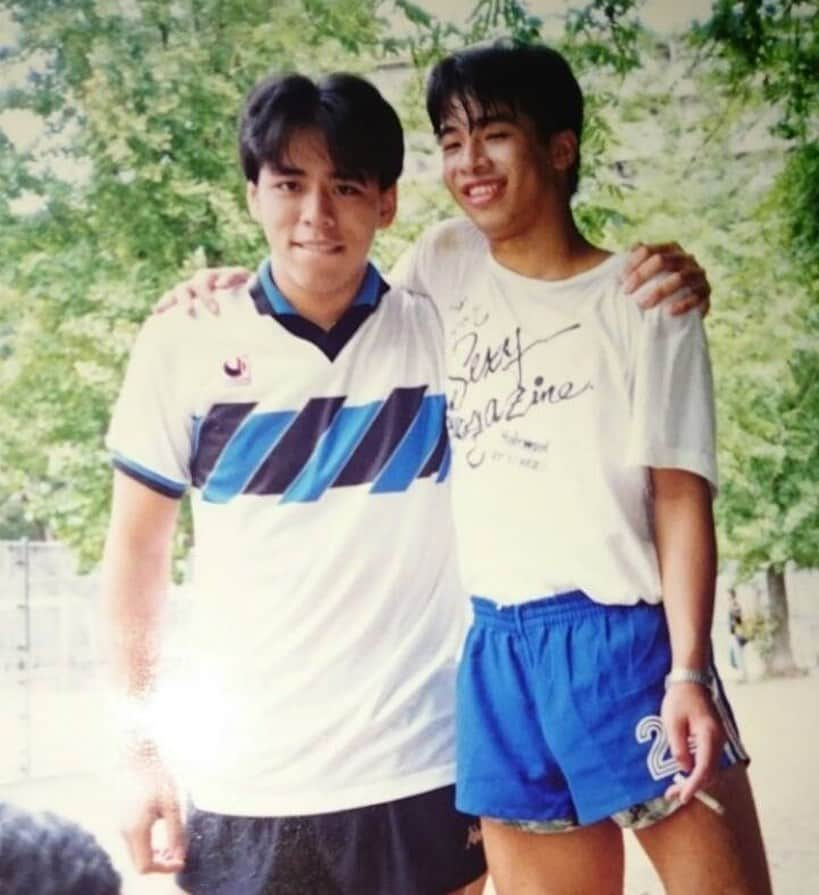 藤井ペイジさんのインスタグラム写真 - (藤井ペイジInstagram)「２０歳頃の写真あるよ。草サッカー中。言うとくけど、５０手前にして地面を這ってる俺より右の男の方が今はるかにビッグやからね。 #藤井ペイジ #トジーン #大学の同級生」1月11日 19時04分 - fujii_page