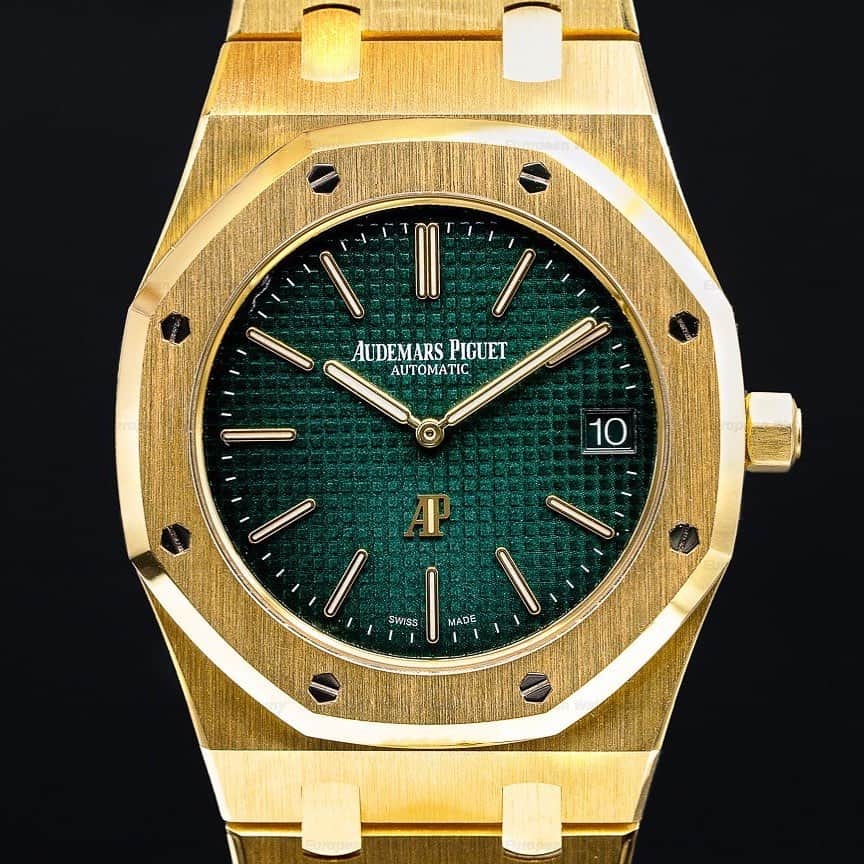 WATCHMANIAのインスタグラム：「Audemars Piguet Royal Oak Extra-Thin The Hour Glass Edition. Released in 2016, limited edition of 50 pieces.  @europeanwatchco 📸  #audemarspiguet #audemars #aproyaloak #15202 #ap15202 #15202ba #royaloak #horology #swisswatches #swisswatch #hautehorlogerie #swissmade #luxurywatches #watchmania」