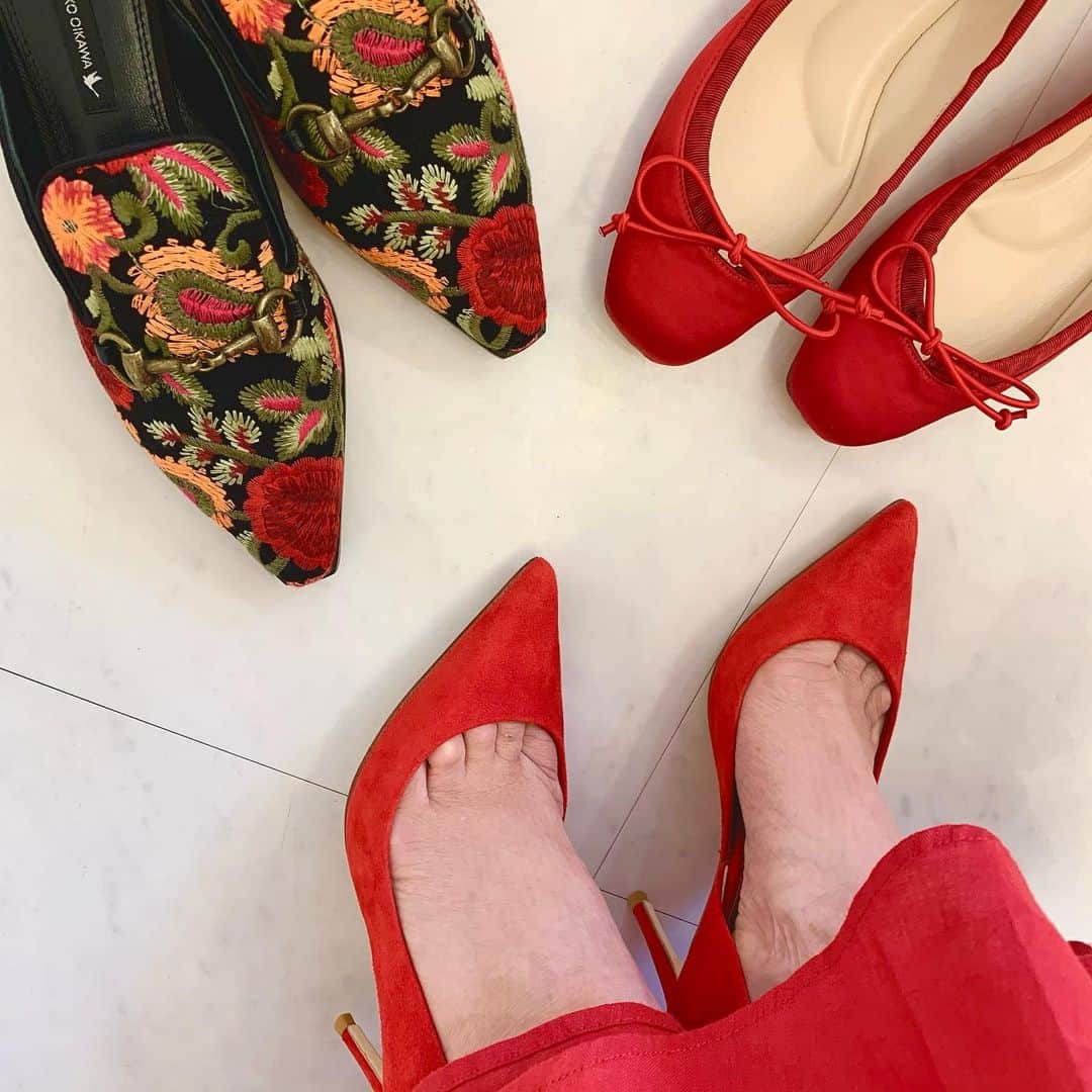 Tsuru by Mariko Oikawaのインスタグラム：「Spice color! 赤小物をプラスするだけでこなれたスタイリングに♪  鮮やかな発色のアイテム達はTSURUならではの華やかさでオススメです✨  Adriana/Pointe/Tigrou  #tsuru #tsurubymarikooikawa #newyearsale #red」