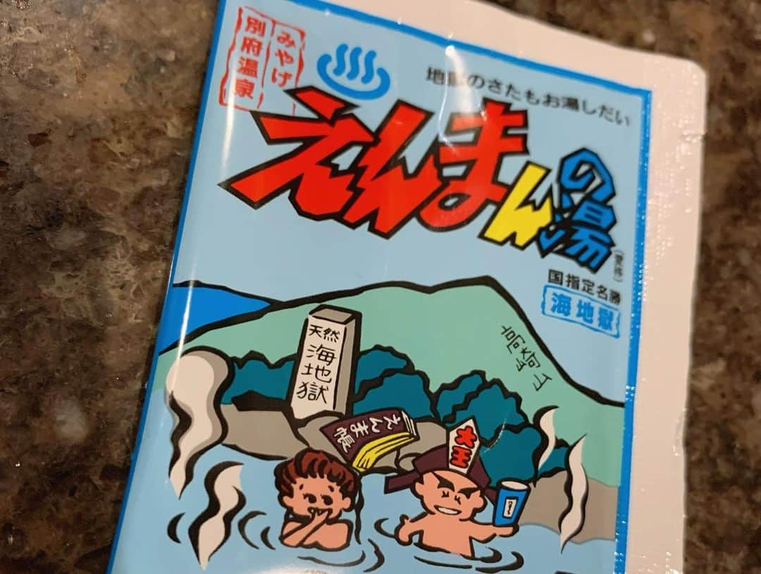 白井奈津さんのインスタグラム写真 - (白井奈津Instagram)「だいぶ前に行った地獄👹  入浴剤で想いを馳せながらステイホームバスタイム🛁  だいぶ天国👼  #入浴剤とかいるかなぁとか言いながら買ったけどこんなに堪能できるとは #海地獄　#別府　#大分 #入浴剤のネーミングセンス #地獄のさたもお湯しだい」1月11日 19時11分 - shirai_natsu