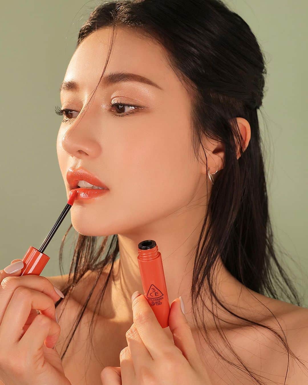 3CE Official Instagramさんのインスタグラム写真 - (3CE Official InstagramInstagram)「3CE GLAZE LIP TINT💋✨ 촉촉한 립 케어가 필요한 시점 생기와 보습을 동시 충전하는 '듀얼 솔루션 립' - ‘Dual solution lip' that takes care of both vitality and moisture at once.  #3CE #3CEGLAZELIPTINT」1月11日 19時12分 - 3ce_official