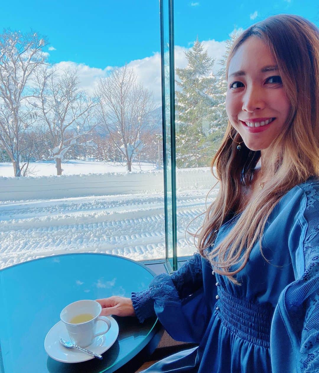 長谷川朋美さんのインスタグラム写真 - (長谷川朋美Instagram)「先月#ニセコ にオープンしたばかりの#リッツカールトン に行ってきました✨ ﻿ こちら、﻿ リッツ・カールトンのホテルブランド﻿ リッツ・カールトン・リザーブで、﻿  ﻿ 世界にまだ5軒しか存在しない﻿ リッツ・カールトンの中でも﻿ 最上級のホテルブランドとか。﻿  ﻿ そんなリッツ・カールトン・リザーブが﻿ 日本に初上陸したのがこのニセコって﻿ 凄くないですか？🥺﻿ ﻿ ニセコって改めて﻿ グローバルタウンだなと。﻿  ﻿ 本当に外国人ばかりだし﻿  ﻿ 冬のリゾートをしに来る﻿ 欧米人が世界的にみても﻿ とても多い場所。﻿  ﻿ もちろん今年はコロナで﻿ 人は少ないですが﻿ それでも住んでいる外国人が﻿ 集まっていてまるで海外でした。﻿ （店員もほぼ外国人）﻿ ﻿ 同じく先月、日光のリッツカールトンに﻿ 宿泊しリッツで温泉は﻿ 世界初と書きましたが、﻿  ﻿ その後すぐオープンした﻿ このニセコのリッツも﻿ 温泉付きです♨️﻿  ﻿ しかもゲレンデ直行。﻿  ﻿ このオープン1週間の時に﻿ たまたま来られてラッキー!﻿  ﻿ 次回は宿泊&スノボしにきたいな❄️﻿  ﻿ 今回は優雅なティータイムでした✨﻿ ﻿ こういうホテルで過ごす時間が大好き🥰﻿  ﻿ 未来へのモチベーションや﻿ セルフイメージが上がります❤️  #ritzcarlton #リッツカールトンリザーブ #東山ニセコビレッジリッツカールトンリザーブ  #hotel #luxury #niseko」1月11日 19時13分 - hasegawa.elena.tomomi