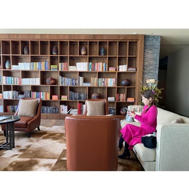 長谷川朋美さんのインスタグラム写真 - (長谷川朋美Instagram)「先月#ニセコ にオープンしたばかりの#リッツカールトン に行ってきました✨ ﻿ こちら、﻿ リッツ・カールトンのホテルブランド﻿ リッツ・カールトン・リザーブで、﻿  ﻿ 世界にまだ5軒しか存在しない﻿ リッツ・カールトンの中でも﻿ 最上級のホテルブランドとか。﻿  ﻿ そんなリッツ・カールトン・リザーブが﻿ 日本に初上陸したのがこのニセコって﻿ 凄くないですか？🥺﻿ ﻿ ニセコって改めて﻿ グローバルタウンだなと。﻿  ﻿ 本当に外国人ばかりだし﻿  ﻿ 冬のリゾートをしに来る﻿ 欧米人が世界的にみても﻿ とても多い場所。﻿  ﻿ もちろん今年はコロナで﻿ 人は少ないですが﻿ それでも住んでいる外国人が﻿ 集まっていてまるで海外でした。﻿ （店員もほぼ外国人）﻿ ﻿ 同じく先月、日光のリッツカールトンに﻿ 宿泊しリッツで温泉は﻿ 世界初と書きましたが、﻿  ﻿ その後すぐオープンした﻿ このニセコのリッツも﻿ 温泉付きです♨️﻿  ﻿ しかもゲレンデ直行。﻿  ﻿ このオープン1週間の時に﻿ たまたま来られてラッキー!﻿  ﻿ 次回は宿泊&スノボしにきたいな❄️﻿  ﻿ 今回は優雅なティータイムでした✨﻿ ﻿ こういうホテルで過ごす時間が大好き🥰﻿  ﻿ 未来へのモチベーションや﻿ セルフイメージが上がります❤️  #ritzcarlton #リッツカールトンリザーブ #東山ニセコビレッジリッツカールトンリザーブ  #hotel #luxury #niseko」1月11日 19時13分 - hasegawa.elena.tomomi