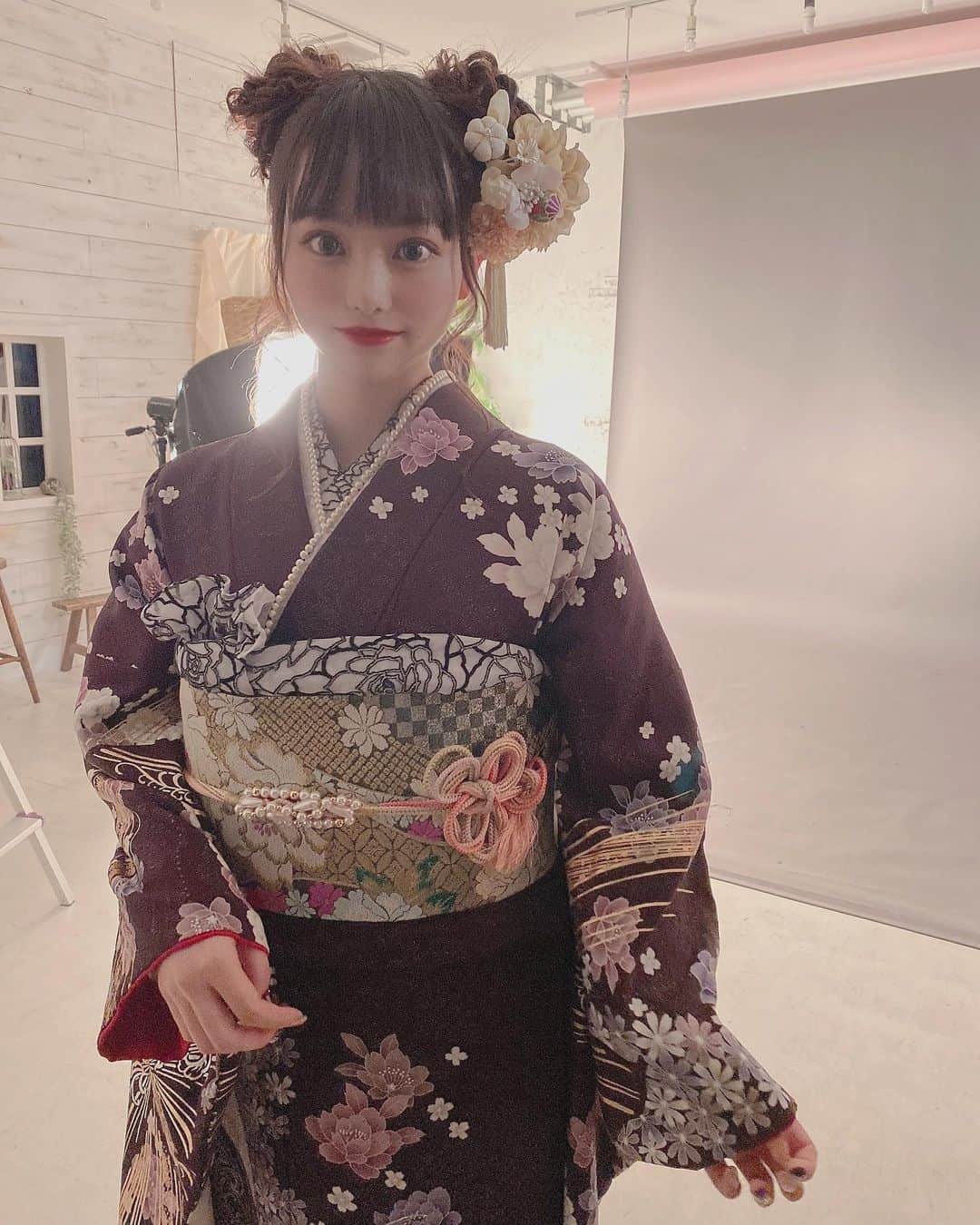 のインスタグラム：「昨日無事成人しました🎊💜 久しぶりにみんなに会えて嬉しかった😢 写真沢山で何載せようか迷いすぎて、とりあえず前撮りの時の🙄🙄 ・ ・ ・ ・ ・ ・  #成人式」