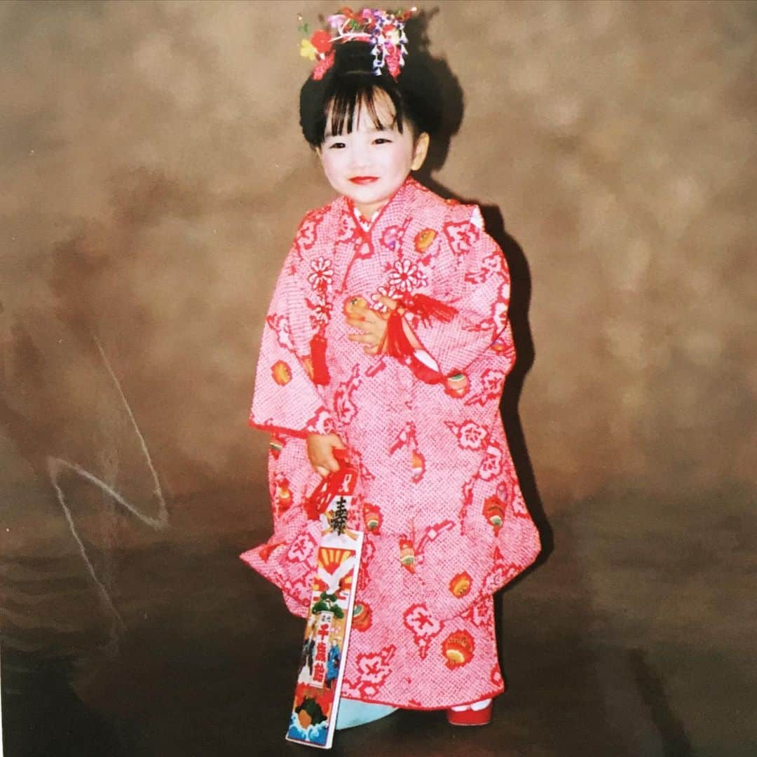 見上愛さんのインスタグラム写真 - (見上愛Instagram)「成人の日。今年は成人式もほぼ開催されず、なんだかなぁ、、、という成人の日ですが、新成人の皆様おめでとうございます㊗️㊗️ また落ち着いたら、同窓会とかしたいねぇ。 これは七五三の写真。 振袖の写真はまた今度載せます！とっても素敵な写真を撮って頂いたので、、、🥰🥰 インスタライブ見てくださった方もありがとうございました！ 元気をたくさん頂いちゃいました、明日から頑張れますー！！ 頑張るぞー！みんなも頑張りすぎずに頑張れー！(それが1番難しい) #20」1月11日 19時18分 - mikami_ai_