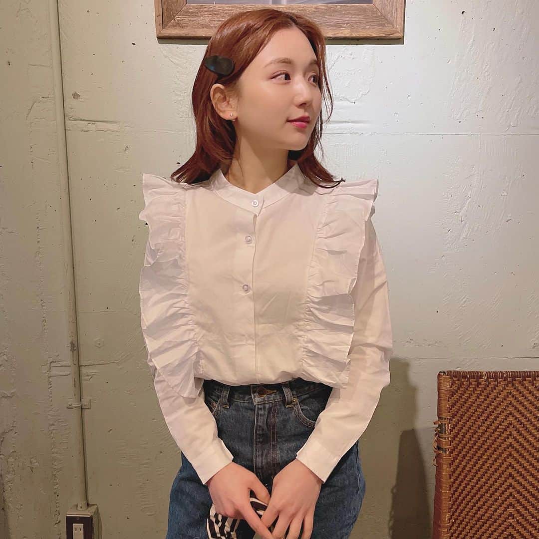 ひよんのインスタグラム：「🦓💓 ㅤㅤㅤㅤㅤㅤㅤㅤㅤㅤㅤㅤㅤ 今日は @9unq.official の撮影でした☺️ そんな日のお洋服をぶんちゃんに撮ってもらった😆❣️ ブラウスにアニマル柄の小物合わせるのすき。 最近のマイブーム😝🦓✨ 4番目のボタンが取れちゃってショック。 ㅤㅤㅤㅤㅤㅤㅤㅤㅤㅤㅤㅤㅤ 寒すぎたから今日は半身浴たくさんするっ！ ㅤㅤㅤㅤㅤㅤㅤㅤㅤㅤㅤㅤㅤ #fashion #9unq #겨울코디 #겨울옷 #희영 #오늘코디 #데일리패션 #アニマル柄  #アニマル柄バッグ #白シャツ #白ブラウス #白コーデ #ブラウスコーデ #ひよん」