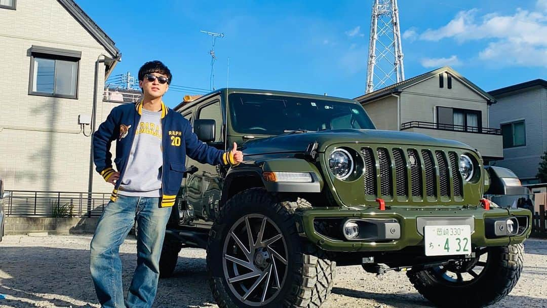 としみつさんのインスタグラム写真 - (としみつInstagram)「Jeep Wrangler Unlimited Sahara 買いました!!  限定色のサージグリーン、最高です。  #jeep  #olllllllo  #wranglerunlimited  #4wd」1月11日 19時28分 - toshimitsu_tokaionair