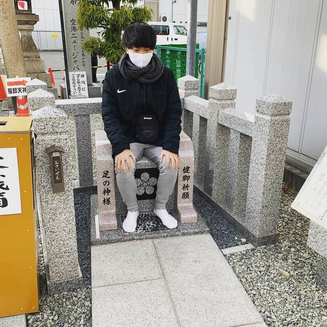 小山英機さんのインスタグラム写真 - (小山英機Instagram)「. 足の神様がお祀りされている服部天神宮へお参りに行ってきました⚽️ . #50m走速くなって女子にモテますように #サッカーでみんなが裏にボール蹴ってくれますように #服部天神宮 #足の神様 #FOOTGOD」1月11日 19時21分 - monkoya13