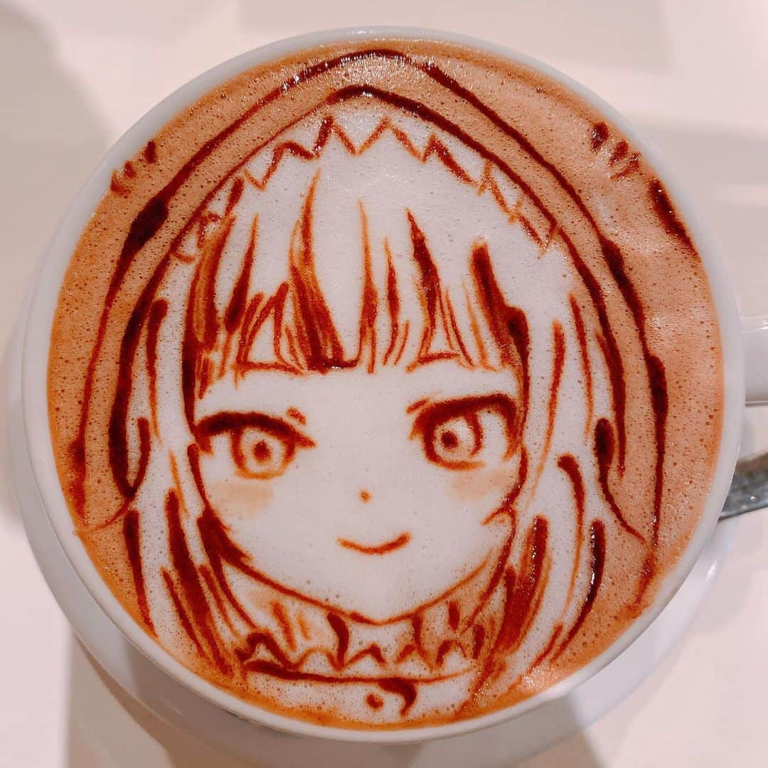 小桃のインスタグラム：「昨天跟Jyumi去了一家有提供Lattle Art的Cafe✨超棒的！！！🥺❤️ 我點了Gura的Choco，Jyumi點的是Ame的Moka，兩杯都是由店員るなさん畫的！畫得超棒！超厲害！！！好驚喜！🥺💕💕💕 @runapocket るなさんありがとうございました！🥰 而且店裡的食物也好好吃啊！！！我們點的這個Sandwich好吃極了！😭✨ 絕對會再去的！！🥰　  #cafe #lattleart #gawrgura #ameliawatson #vtuber #hololive #hololiveenglish」