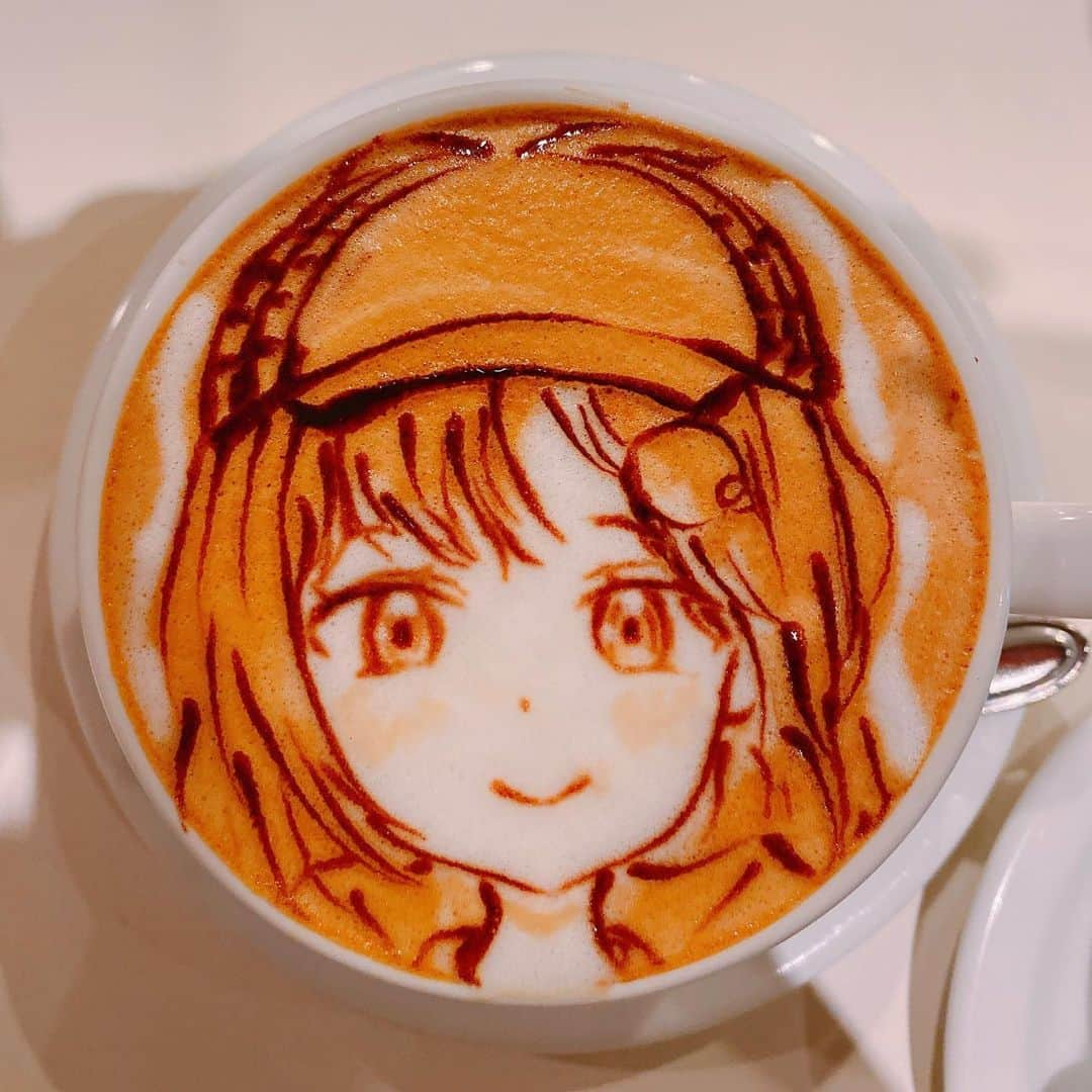 小桃さんのインスタグラム写真 - (小桃Instagram)「昨天跟Jyumi去了一家有提供Lattle Art的Cafe✨超棒的！！！🥺❤️ 我點了Gura的Choco，Jyumi點的是Ame的Moka，兩杯都是由店員るなさん畫的！畫得超棒！超厲害！！！好驚喜！🥺💕💕💕 @runapocket るなさんありがとうございました！🥰 而且店裡的食物也好好吃啊！！！我們點的這個Sandwich好吃極了！😭✨ 絕對會再去的！！🥰　  #cafe #lattleart #gawrgura #ameliawatson #vtuber #hololive #hololiveenglish」1月11日 19時23分 - siutao1126