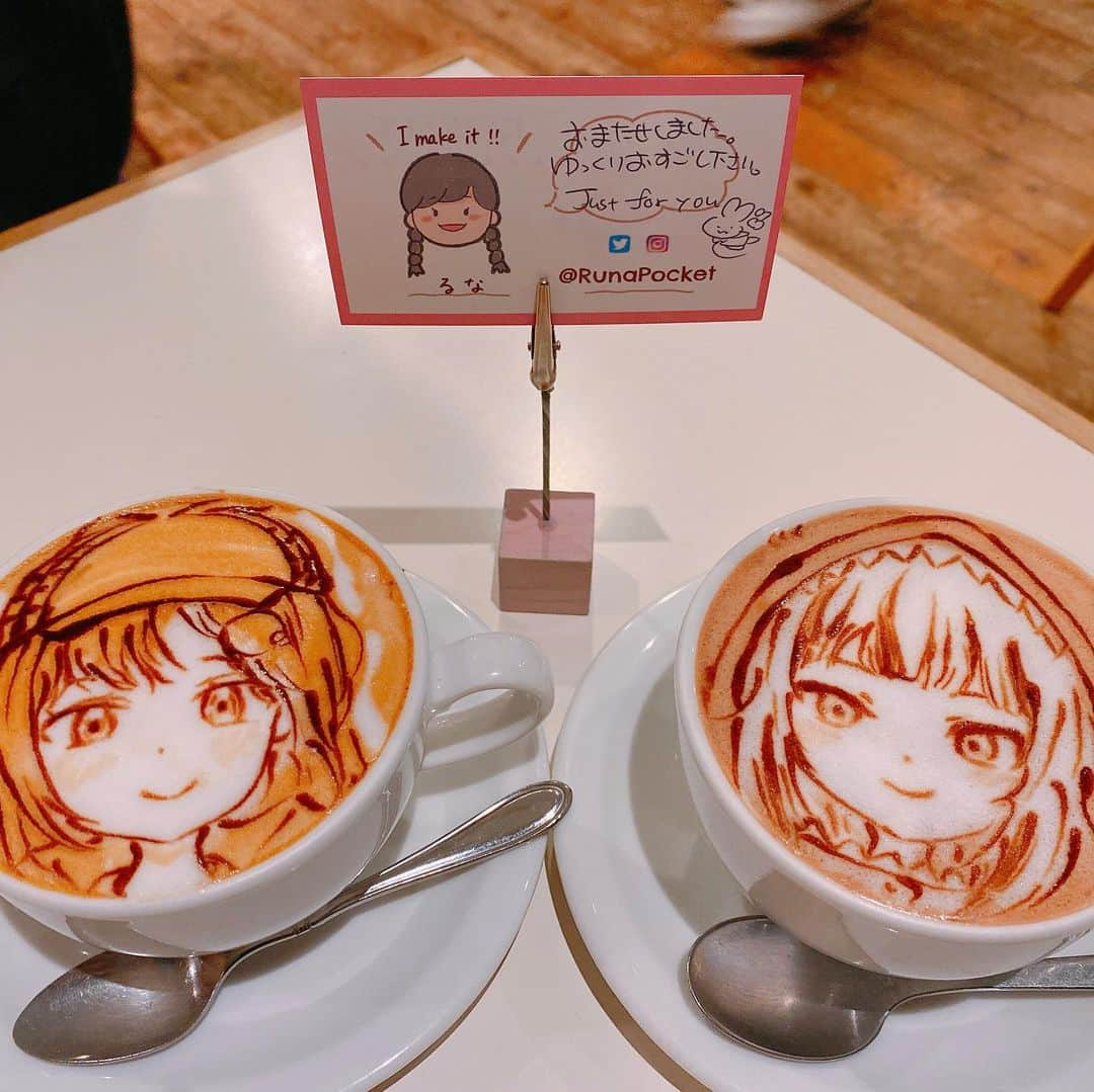 小桃さんのインスタグラム写真 - (小桃Instagram)「昨天跟Jyumi去了一家有提供Lattle Art的Cafe✨超棒的！！！🥺❤️ 我點了Gura的Choco，Jyumi點的是Ame的Moka，兩杯都是由店員るなさん畫的！畫得超棒！超厲害！！！好驚喜！🥺💕💕💕 @runapocket るなさんありがとうございました！🥰 而且店裡的食物也好好吃啊！！！我們點的這個Sandwich好吃極了！😭✨ 絕對會再去的！！🥰　  #cafe #lattleart #gawrgura #ameliawatson #vtuber #hololive #hololiveenglish」1月11日 19時23分 - siutao1126