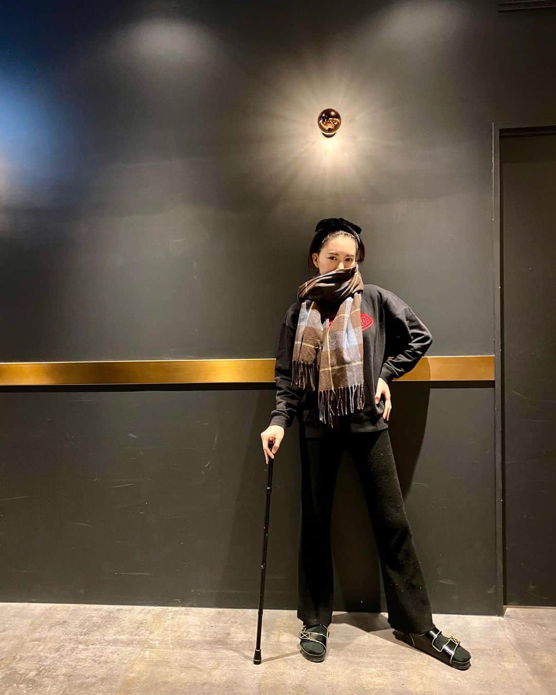 桐山マキさんのインスタグラム写真 - (桐山マキInstagram)「. . . Hospital style 🏥  こんな時 肌ざわり気持ち良い 程よいボリューム感の 万能ストールが 大活躍 @ecrea_mag   腰の負傷から やっと 少し歩ける様になりました。  自分の身体の出来事を ちゃんと記録用に 残しておこうと思います。  周りに助けられて 生きている事に気づかされ 感謝の日々でございます♡  身体健康第一🤝  #japan #helth  #care #ecrea  #ecrea_design  #stoll #fashion #love #ストール #万能 #暖かい #柔らかい #肌ざわり #良し #腰の負傷 #動画の音楽がわらける #杖は素晴らしい #身体に優しい  #身体第一 #ノロノロ歩き #👍」1月11日 19時23分 - maki_kiriyama