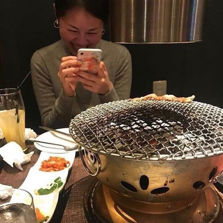 KollaBoさんのインスタグラム写真 - (KollaBoInstagram)「﻿ 【お客様のご来店👩】﻿ ﻿ 焼肉は食欲をそそりますし﻿ ワクワクしますよね😊﻿ ﻿ そんな様子がとても伝わる﻿ お写真ですね✨﻿ ﻿ 心の栄養にも、焼肉パワーは効果抜群です！﻿ 少しでも元気がなくなったり﻿ スタミナ不足を感じたら是非﻿ KollaBoへ🌈﻿ ﻿ ご来店お待ちしております！﻿ ﻿ ﻿ -----------＊----------＊----------＊---------﻿ ㅤㅤㅤㅤㅤㅤㅤㅤㅤㅤㅤㅤㅤ﻿ kollaboで“LINE@“開始!!!✨﻿ ﻿ 登録するだけで、“お得なクーポン“や﻿ ﻿ “料理のサービス“がもらえちゃいます♪﻿ ﻿ 【@kollabo】﻿ ﻿ をLINEアプリでID検索して追加してくださいね😊✨﻿ ﻿ -----------＊----------＊----------＊---------﻿ ﻿ #kollabo #韓国料理 #韓国 #韓国グルメ #焼肉 #肉肉肉 #肉好きな人と繋がりたい #肉好き  #肉食 #肉テロ #東京グルメ #東京 #都内グルメ  #ヘルシー #女性に大人気 #インスタグルメアワード2020#食べログ#食べるの好きな人と繋がりたい#グルメ好きな人と繋がりたい#サムギョプサル#スタミナ#栄養#yakiniku#meatlover#wagyu#foodstagram#foodporn」1月11日 19時24分 - kollabo5647