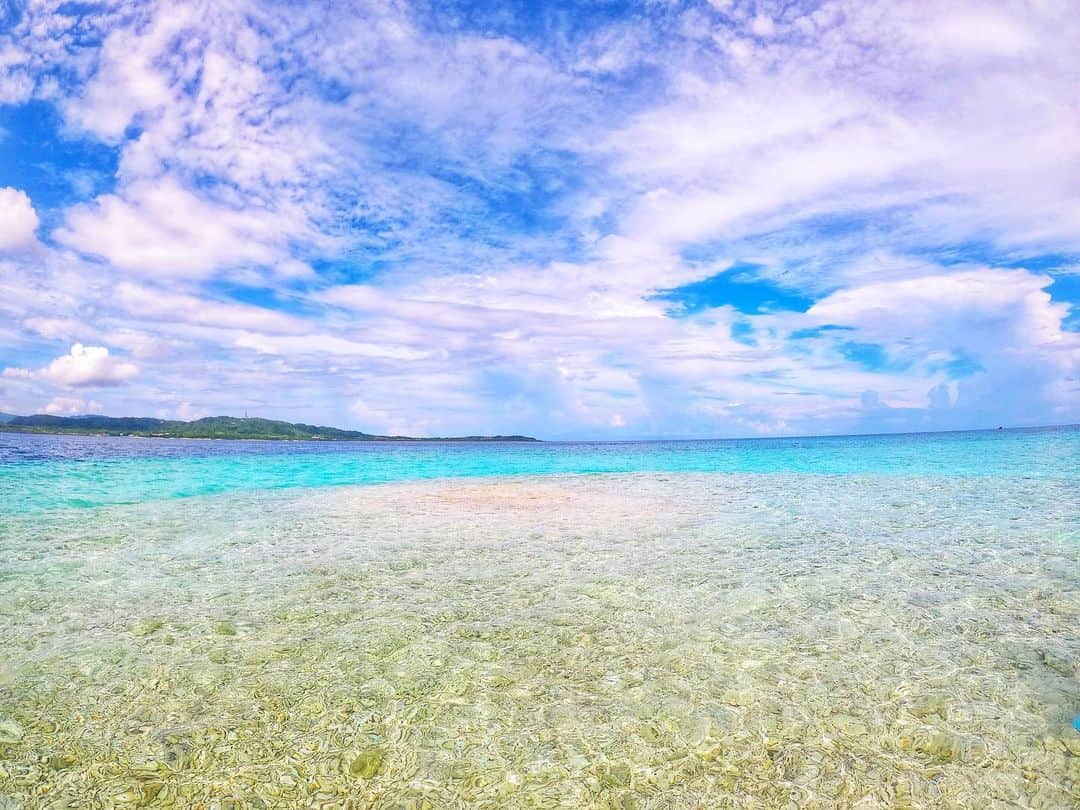 金泉紗恵子さんのインスタグラム写真 - (金泉紗恵子Instagram)「.﻿ 【西表島　バラス島】﻿ 2020年9月⛱﻿ @ishigakipipi のツアーで行ったバラス島🏖﻿ バラス島は世界でも2つしかないと言われている、サンゴの欠片で出来た島なんです☺️﻿ スワイプすると海の中の写真もあるので、サンゴの欠片がたくさんあるのがわかると思います😊﻿ ﻿ 干潮の際はハッキリと島が見えますが、私たちが行った時は干潮ではなかったので、なんとか島に立てた感じです😁﻿ 近くのボートからシュノーケルで向かうので、髪と顔はボロボロで、とても映え写真ではないですが…🤣﻿ バラス島に上陸できたのはよかったです😙﻿ ﻿ ﻿ @ishigakipipi のツアーはリゾバ、と言われる、リゾートバイトの子がツアーのガイドをしてくれました⭐️﻿ 若いのでノリが良いのと、写真を撮るのが上手で、写真もたくさんいただけたのが嬉しかったです🤩﻿ ただ決まった時間に決まったルールで楽しむので、バラス島を干潮のタイミングで行きたいとか、シュノーケルでライフジャケットなしとかはできません💦﻿ 比較的自由に楽しみたい方は、ちょっと窮屈に感じるかもしれません🤔﻿ （念のため…シュノーケルはライフジャケットするのが安心なのはもちろんです）﻿ ﻿ ﻿ バラス島はタイミングが合えば行きたいなぁと思っていたので行けてよかったです🙌﻿ のツアーは前日夜でも予約ができたので、急遽決めたのですが、参加できて助かりました😋﻿ また今年の夏も、海で遊べるといいんだけどな…🥺🙏﻿ ----------------------------------------------------﻿﻿﻿﻿ 2020年9月の石垣島旅行はまとめ機能でまとめています🏖﻿﻿ 石垣島投稿だけを見たい方はプロフィール画面のまとめからチェックしてみてください😊﻿﻿ ----------------------------------------------------﻿﻿﻿﻿ .﻿ #ishigakiisland #ishigaki #ishigakijima #okinawa #iriomoteisland #beach #gopro #goprohero8 #coral #coralisland #石垣島 #石垣島旅行 #西表島 #西表島旅行 #八重山 #八重山諸島 #バラス島 #石垣島観光 #サンゴ #沖縄旅行 #goproのある生活 #旅行好きな人と繋がりたい #旅行好き女子 #シュノーケル」1月11日 19時25分 - saeko_kanaizumi