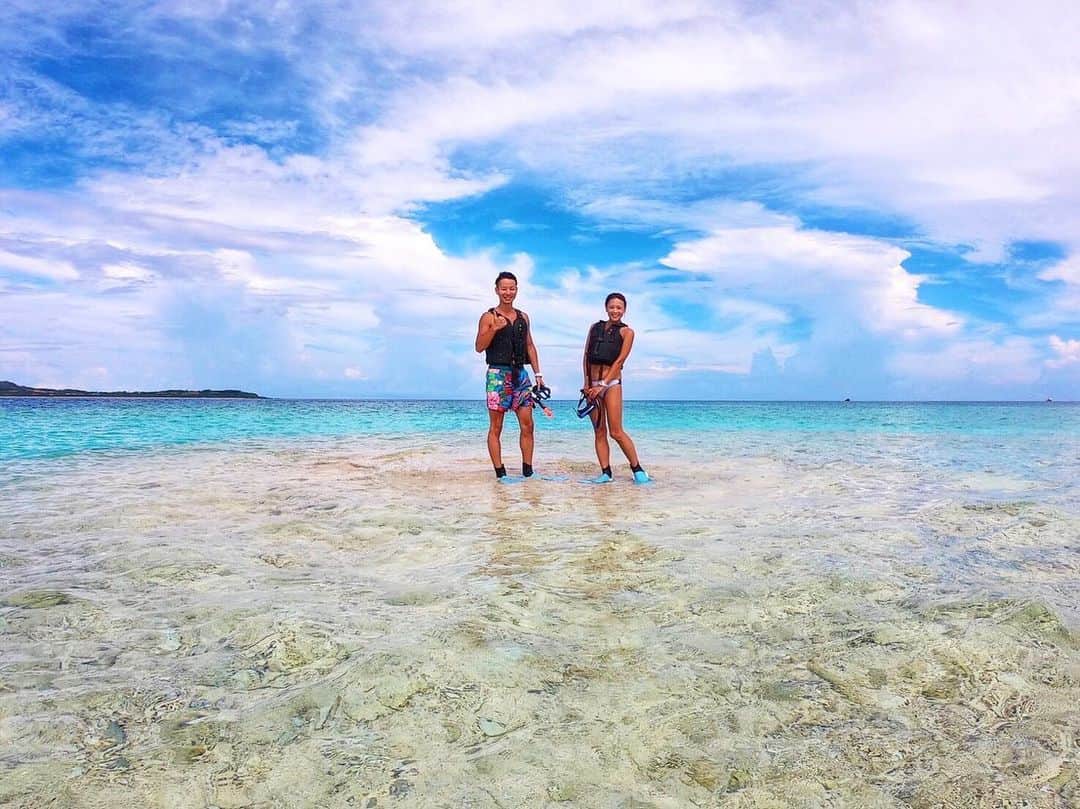 金泉紗恵子さんのインスタグラム写真 - (金泉紗恵子Instagram)「.﻿ 【西表島　バラス島】﻿ 2020年9月⛱﻿ @ishigakipipi のツアーで行ったバラス島🏖﻿ バラス島は世界でも2つしかないと言われている、サンゴの欠片で出来た島なんです☺️﻿ スワイプすると海の中の写真もあるので、サンゴの欠片がたくさんあるのがわかると思います😊﻿ ﻿ 干潮の際はハッキリと島が見えますが、私たちが行った時は干潮ではなかったので、なんとか島に立てた感じです😁﻿ 近くのボートからシュノーケルで向かうので、髪と顔はボロボロで、とても映え写真ではないですが…🤣﻿ バラス島に上陸できたのはよかったです😙﻿ ﻿ ﻿ @ishigakipipi のツアーはリゾバ、と言われる、リゾートバイトの子がツアーのガイドをしてくれました⭐️﻿ 若いのでノリが良いのと、写真を撮るのが上手で、写真もたくさんいただけたのが嬉しかったです🤩﻿ ただ決まった時間に決まったルールで楽しむので、バラス島を干潮のタイミングで行きたいとか、シュノーケルでライフジャケットなしとかはできません💦﻿ 比較的自由に楽しみたい方は、ちょっと窮屈に感じるかもしれません🤔﻿ （念のため…シュノーケルはライフジャケットするのが安心なのはもちろんです）﻿ ﻿ ﻿ バラス島はタイミングが合えば行きたいなぁと思っていたので行けてよかったです🙌﻿ のツアーは前日夜でも予約ができたので、急遽決めたのですが、参加できて助かりました😋﻿ また今年の夏も、海で遊べるといいんだけどな…🥺🙏﻿ ----------------------------------------------------﻿﻿﻿﻿ 2020年9月の石垣島旅行はまとめ機能でまとめています🏖﻿﻿ 石垣島投稿だけを見たい方はプロフィール画面のまとめからチェックしてみてください😊﻿﻿ ----------------------------------------------------﻿﻿﻿﻿ .﻿ #ishigakiisland #ishigaki #ishigakijima #okinawa #iriomoteisland #beach #gopro #goprohero8 #coral #coralisland #石垣島 #石垣島旅行 #西表島 #西表島旅行 #八重山 #八重山諸島 #バラス島 #石垣島観光 #サンゴ #沖縄旅行 #goproのある生活 #旅行好きな人と繋がりたい #旅行好き女子 #シュノーケル」1月11日 19時25分 - saeko_kanaizumi
