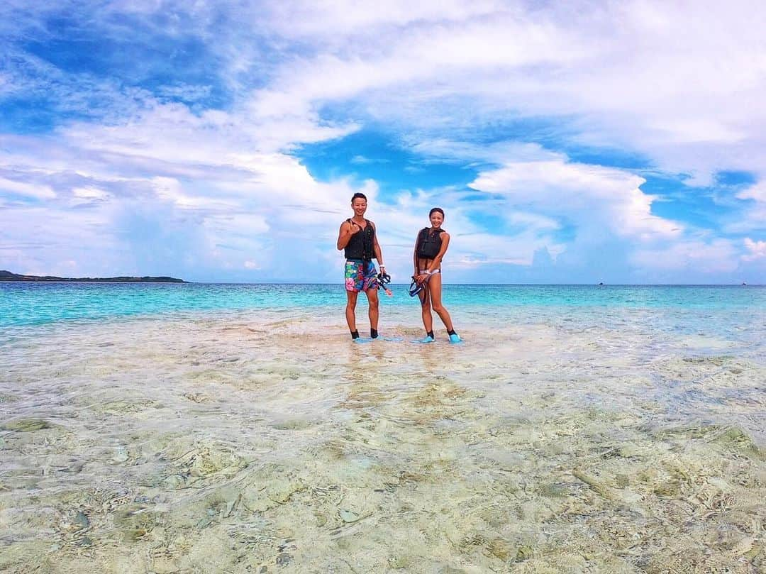 金泉紗恵子のインスタグラム：「.﻿ 【西表島　バラス島】﻿ 2020年9月⛱﻿ @ishigakipipi のツアーで行ったバラス島🏖﻿ バラス島は世界でも2つしかないと言われている、サンゴの欠片で出来た島なんです☺️﻿ スワイプすると海の中の写真もあるので、サンゴの欠片がたくさんあるのがわかると思います😊﻿ ﻿ 干潮の際はハッキリと島が見えますが、私たちが行った時は干潮ではなかったので、なんとか島に立てた感じです😁﻿ 近くのボートからシュノーケルで向かうので、髪と顔はボロボロで、とても映え写真ではないですが…🤣﻿ バラス島に上陸できたのはよかったです😙﻿ ﻿ ﻿ @ishigakipipi のツアーはリゾバ、と言われる、リゾートバイトの子がツアーのガイドをしてくれました⭐️﻿ 若いのでノリが良いのと、写真を撮るのが上手で、写真もたくさんいただけたのが嬉しかったです🤩﻿ ただ決まった時間に決まったルールで楽しむので、バラス島を干潮のタイミングで行きたいとか、シュノーケルでライフジャケットなしとかはできません💦﻿ 比較的自由に楽しみたい方は、ちょっと窮屈に感じるかもしれません🤔﻿ （念のため…シュノーケルはライフジャケットするのが安心なのはもちろんです）﻿ ﻿ ﻿ バラス島はタイミングが合えば行きたいなぁと思っていたので行けてよかったです🙌﻿ のツアーは前日夜でも予約ができたので、急遽決めたのですが、参加できて助かりました😋﻿ また今年の夏も、海で遊べるといいんだけどな…🥺🙏﻿ ----------------------------------------------------﻿﻿﻿﻿ 2020年9月の石垣島旅行はまとめ機能でまとめています🏖﻿﻿ 石垣島投稿だけを見たい方はプロフィール画面のまとめからチェックしてみてください😊﻿﻿ ----------------------------------------------------﻿﻿﻿﻿ .﻿ #ishigakiisland #ishigaki #ishigakijima #okinawa #iriomoteisland #beach #gopro #goprohero8 #coral #coralisland #石垣島 #石垣島旅行 #西表島 #西表島旅行 #八重山 #八重山諸島 #バラス島 #石垣島観光 #サンゴ #沖縄旅行 #goproのある生活 #旅行好きな人と繋がりたい #旅行好き女子 #シュノーケル」