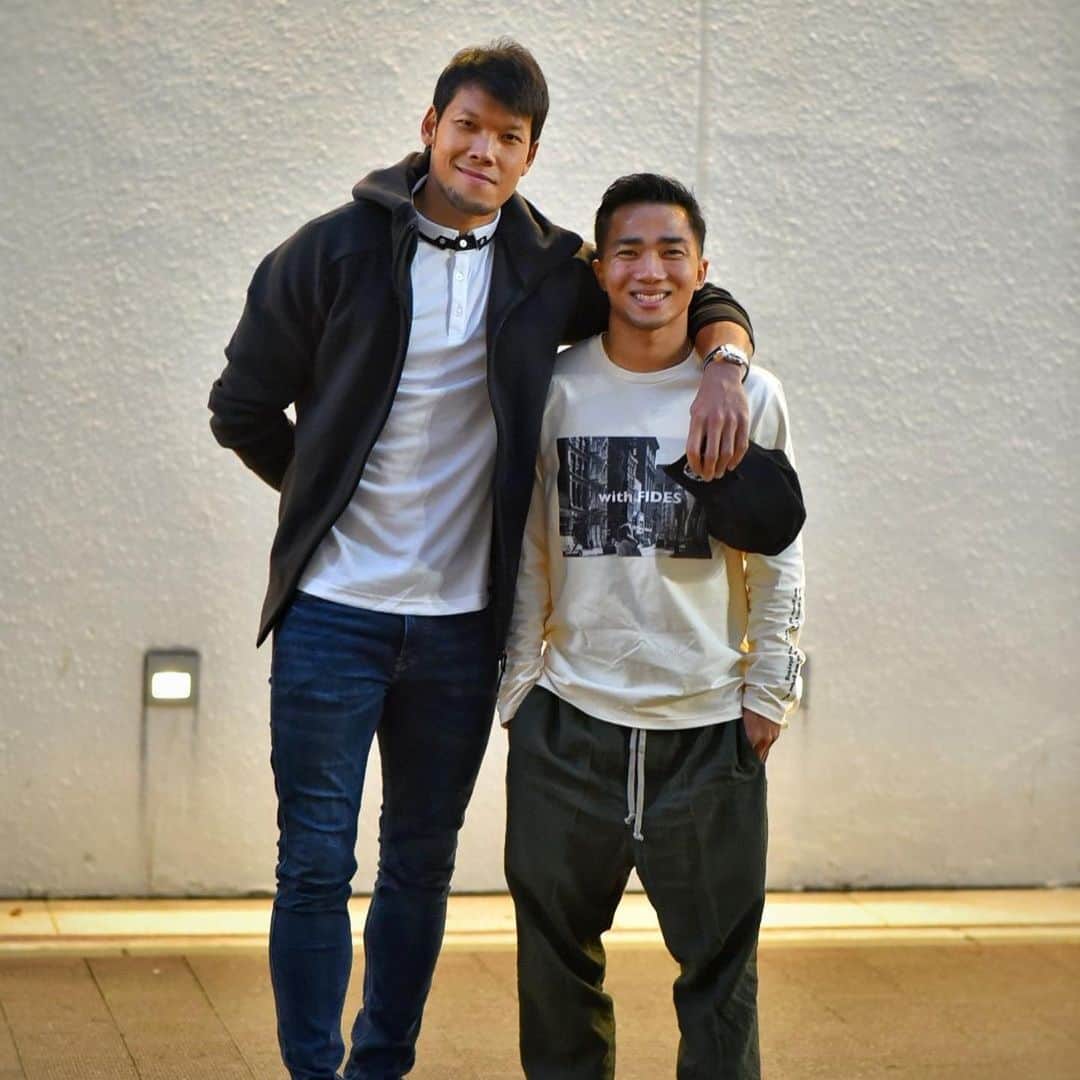 チャナティプ・ソングラシンのインスタグラム：「อยากจะเล่าให้คนอื่นที่อาจจะไม่รู้ว่าการได้อยู่กับพี่ตอง 1 ปีเป็นยังไง พี่ตองเป็นคนที่มีวินัย ขยัน อดทน ใจเย็น สุภาพ เรียบร้อย ปกติตอนทีมชาติพี่ตองจะสนิทกับตั้มและเก่ง จะอยู่ด้วยกันตลอด แต่ผมก็สนิทนะเพราะผมสนิทไปทั่วเลย  พี่ตองเป็นคนค่อนข้างจะเก็บตัว ชอบอยู่คนเดียวอาจจะรำคาญผมแหละ พี่ตองชอบการออกกำลังกายมาก ขนาดวันหยุด ก็จะถามพี่ทิว่า พี่ทิ ผมไปห้องยิมได้มั้ย ซึ่ง พี่ตองบอกว่าวันไหนไม่ได้เล่นก็จะรู้สึกหงุดหงิด เวลาว่างพี่ตองจะชอบเล่นกีตาร์ กับอ่านหนังสือ ชอบเรียนรู้อยู่ตลอดเวลา  เป็นคนไม่ดื่มเหล้าไม่สูบบุหรี่ เวลากินข้าวก็จะหลีกเลี่ยงเนื้อ จะกินผักเป็นพิเศษ หน้าที่ผมเองก็ จะชอบชวนแกคุย แกล้งแกบ้าง แกชอบชวนผมไปกินข้าวห้องแก แต่ผมไม่ค่อยไปเพราะผมไม่ค่อยกินผัก 🤣 ปกติแล้วผมเองวันหยุดจะไม่ชอบไปไหนนอกจากไปร้านกาแฟ แต่พอมีแกมา พี่ทิกับผมก็จะพาไปสถานที่ท่องเที่ยว บางทีแกก็ไปเอง แกชอบถ่ายรูปด้วย ตลอด 1 ปีที่ผ่านมา ได้เห็นถึงความเป็นมืออาชีพจริงๆ ปกติพี่ตองจะเรียกผมว่าลิงน้อย คอนนี้เรียกผมว่าชนา ตอนนี้คิดอะไรออกก็เขียนๆไป พี่ตองมีแต่ข้อดีครับ ที่สำคัญกตัญญู  ผมแค่จะมาบอกว่าโชคดีครับ พี่ไม่เคยล้มเหลว มีแต่กำไร สุดยอดแล้ว คิงคอง บินได้ ❤️🙏🏽💪🏼👍🏻 @kawiator_26 #อ่านจะรู้เรื่องกันมั้ย #นานๆทีจะพิมพ์ยาว #ผมมีสาระละ」