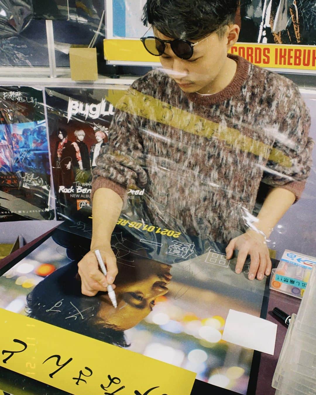 花田優一のインスタグラム：「、 タワーレコード 池袋店 タワーレコード 錦糸町店に ポスター届けに行ってきました！！  一旦イベント中止になってしまったけど 再開できる時へ準備を！！  店頭にCDが並んでる喜び ハナレグミさん…はっぴぃえんどさん… 錚々たる、僕の大ファンの方々の間に挟まれる、喜びと気が引き締まる想い、 は行に生まれてよかった。  近くに寄った際は手にとって聴いてみてください😊  必ず逢いましょう！！  @officialtowerrecords  @green_peace_records  #花田優一 #みなさんどうぞ #ファーストアルバム #タワーレコード池袋店  #タワーレコード錦糸町店   #激アツ」
