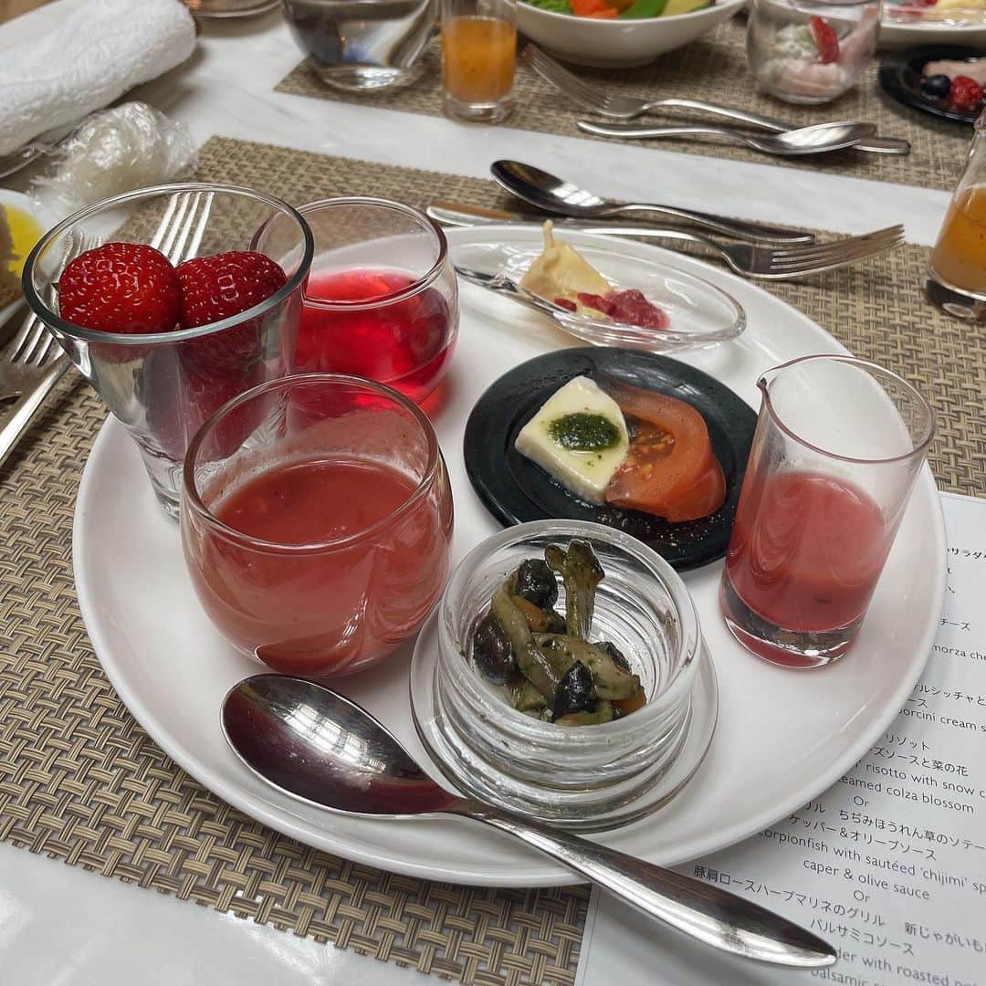 たまたまこのインスタグラム：「🍓にハマりすぎて今日は苺ビュッフェ行ってきた❤️ 🍓スイーツはもちろん、ドレッシングもいちご、スープもいちご、、フレッシュいちごも食べ放題😍 メインのランチも1品選べてポルチーニのパスタにしたよ🍝」