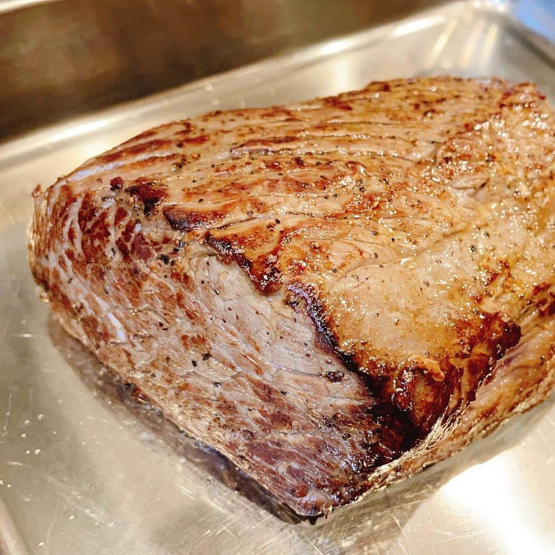 金子貴俊さんのインスタグラム写真 - (金子貴俊Instagram)「肉の塊最高！ 無性にローストビーフが食べたくなり、 タレに1日漬けて寝かす為に仕込み😍 明日が楽しみだ〜😘  #ローストビーフ#肉の塊#roastbeef」1月11日 19時45分 - takatoshi_kaneko