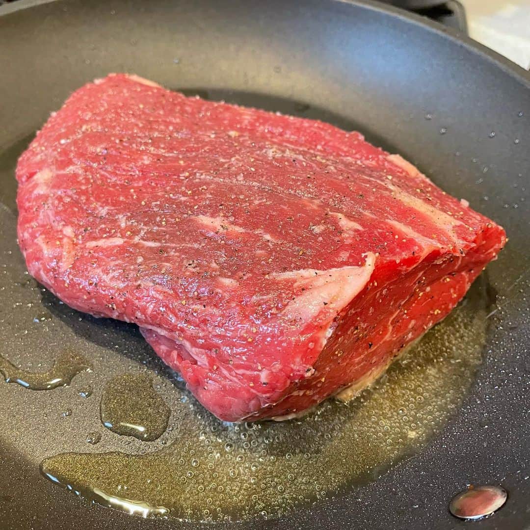 金子貴俊のインスタグラム：「肉の塊最高！ 無性にローストビーフが食べたくなり、 タレに1日漬けて寝かす為に仕込み😍 明日が楽しみだ〜😘  #ローストビーフ#肉の塊#roastbeef」